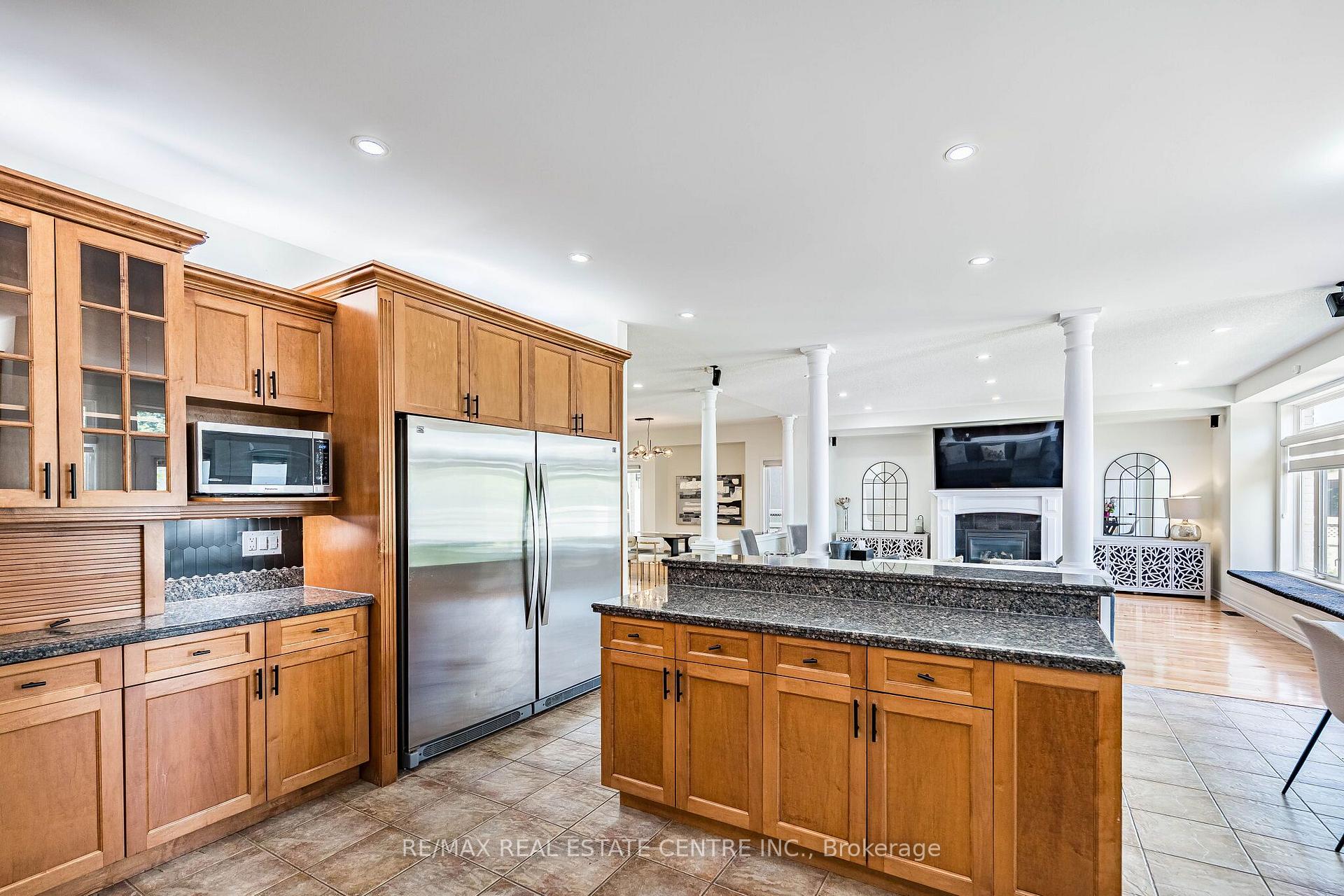 Photo 18 of 137 Cloverleaf Drive, Hamilton, Meadowlands — HOMEH