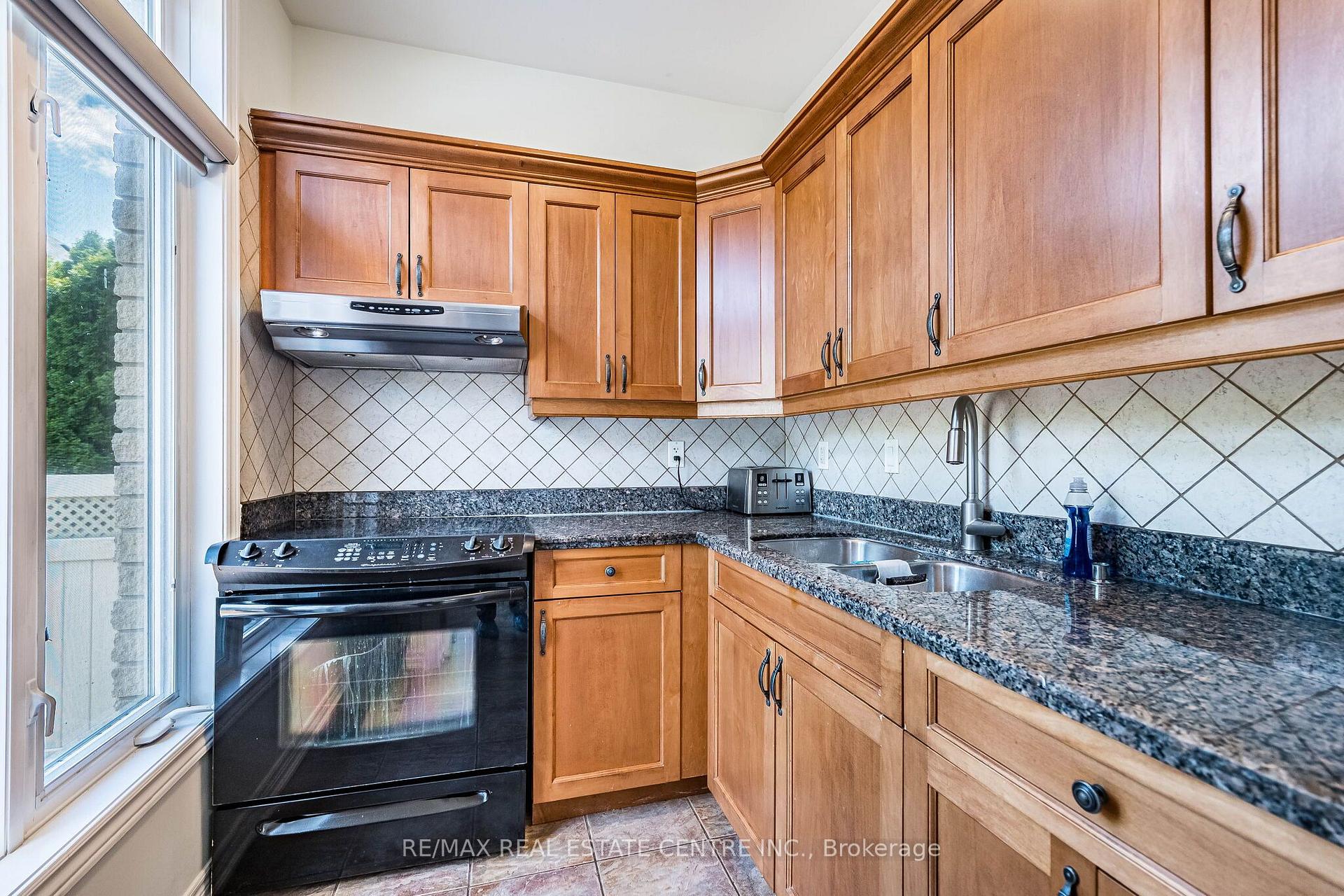 Photo 19 of 137 Cloverleaf Drive, Hamilton, Meadowlands — HOMEH