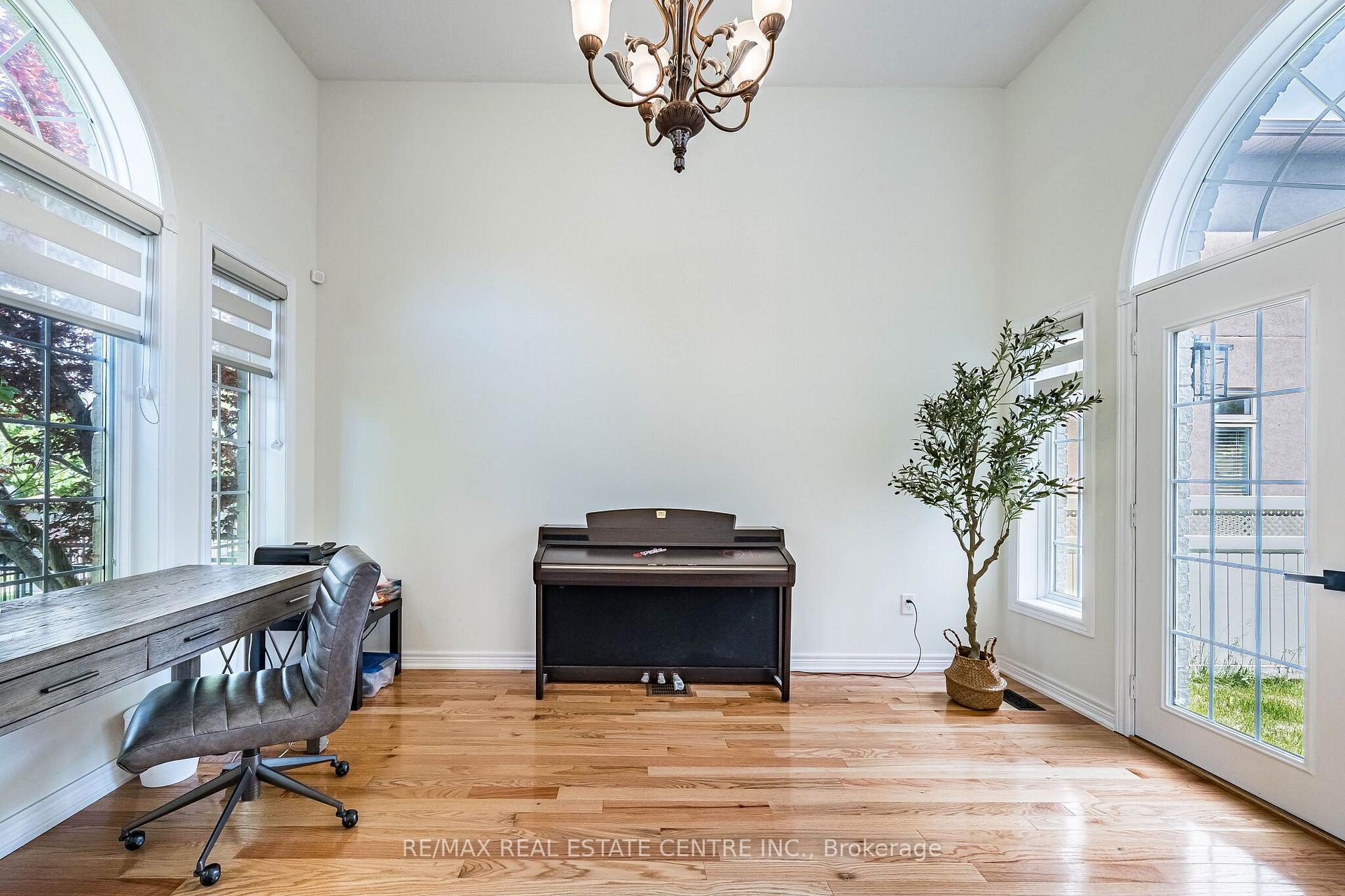 Photo 21 of 137 Cloverleaf Drive, Hamilton, Meadowlands — HOMEH