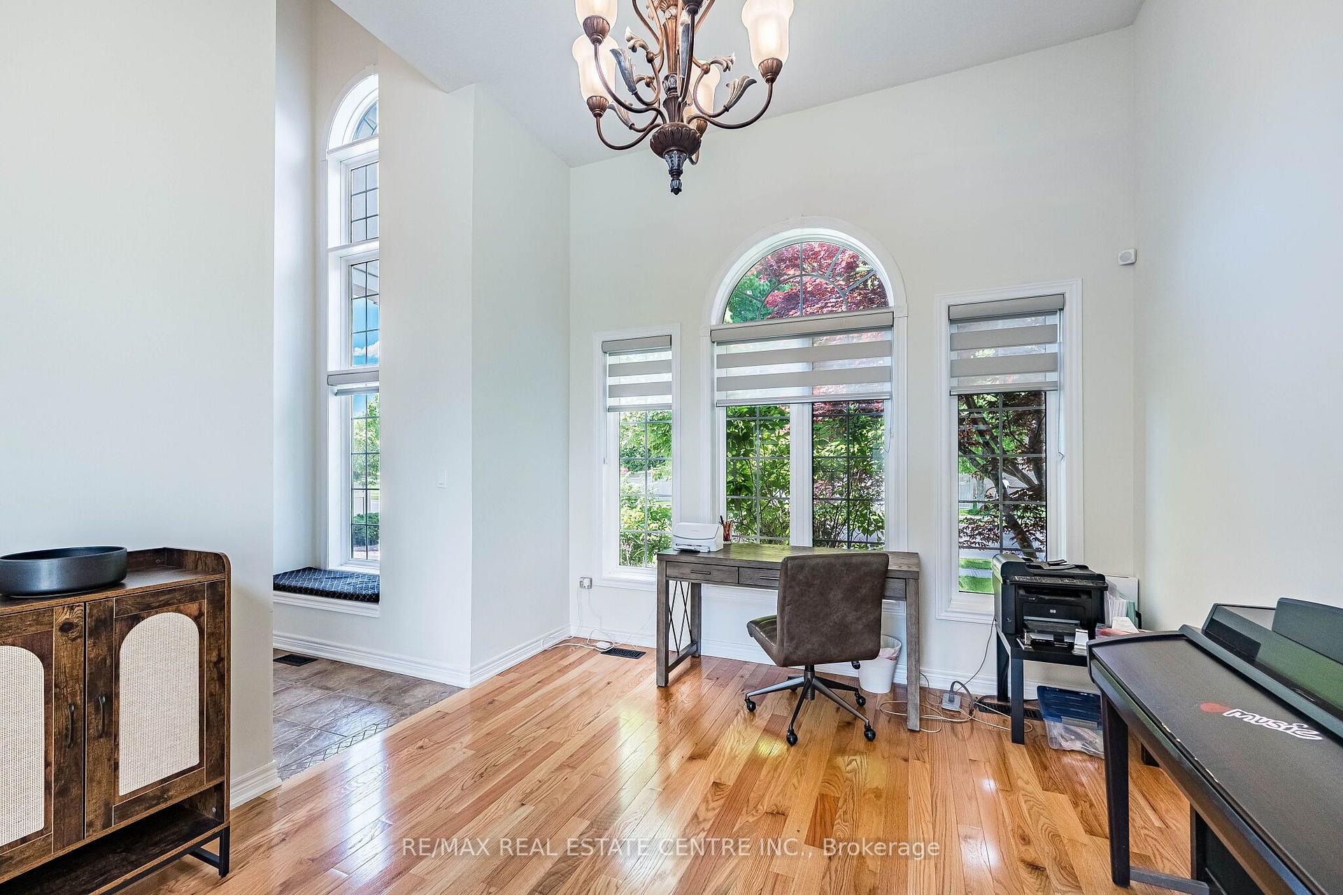 Photo 23 of 137 Cloverleaf Drive, Hamilton, Meadowlands — HOMEH