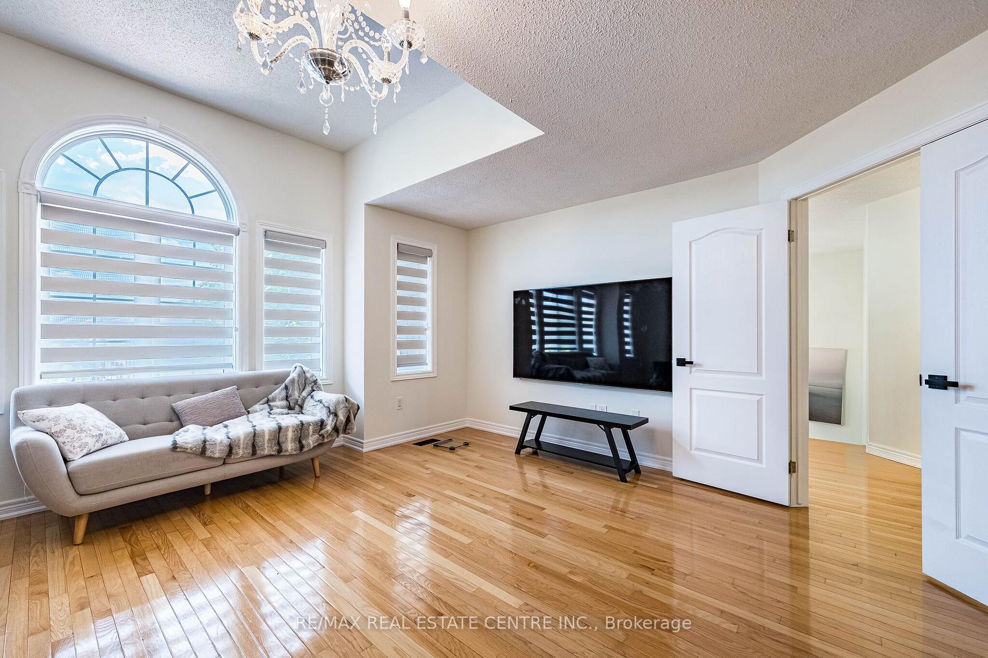 Photo 30 of 137 Cloverleaf Drive, Hamilton, Meadowlands — HOMEH