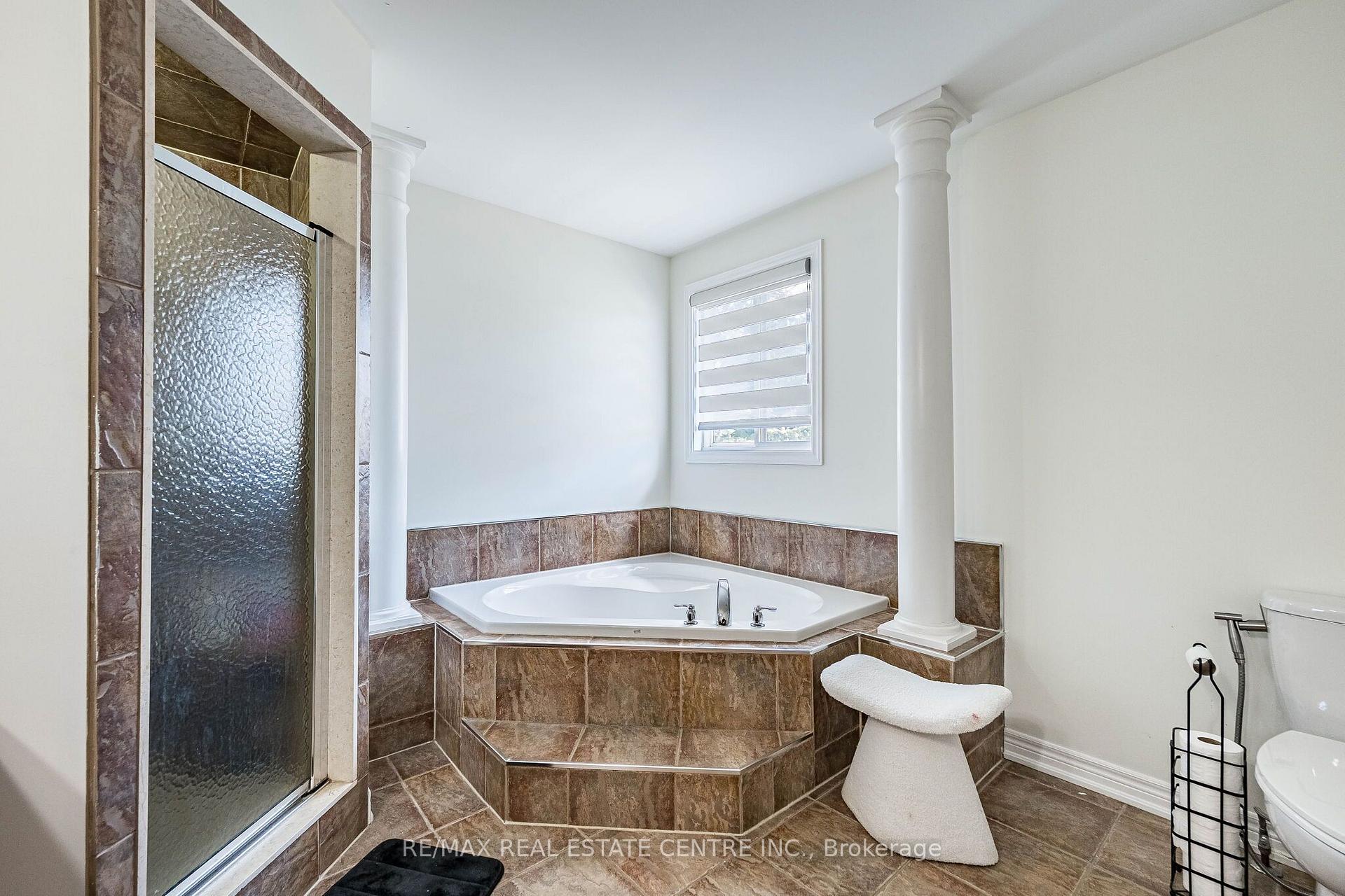 Photo 33 of 137 Cloverleaf Drive, Hamilton, Meadowlands — HOMEH