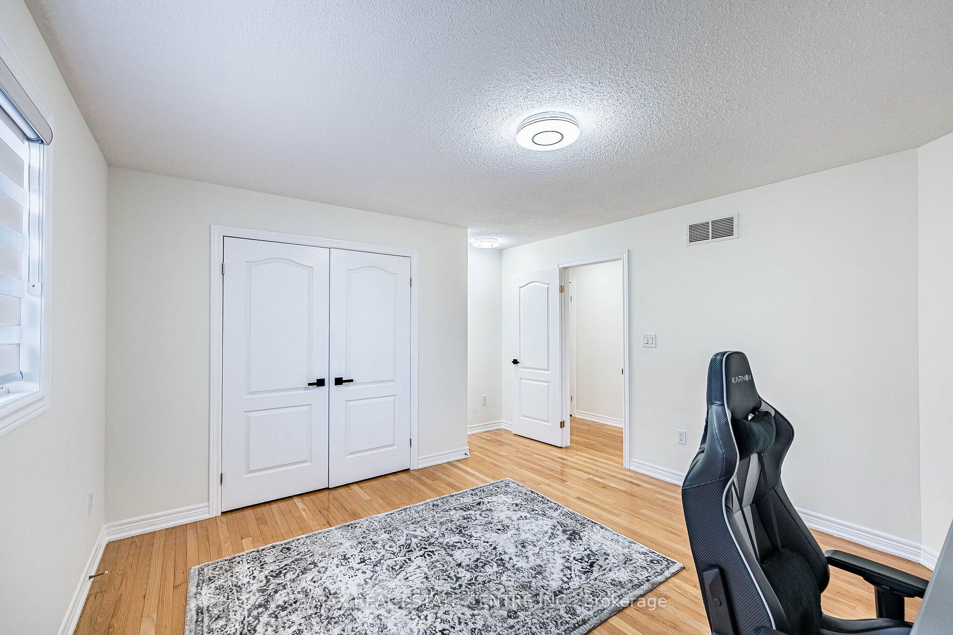 Photo 38 of 137 Cloverleaf Drive, Hamilton, Meadowlands — HOMEH
