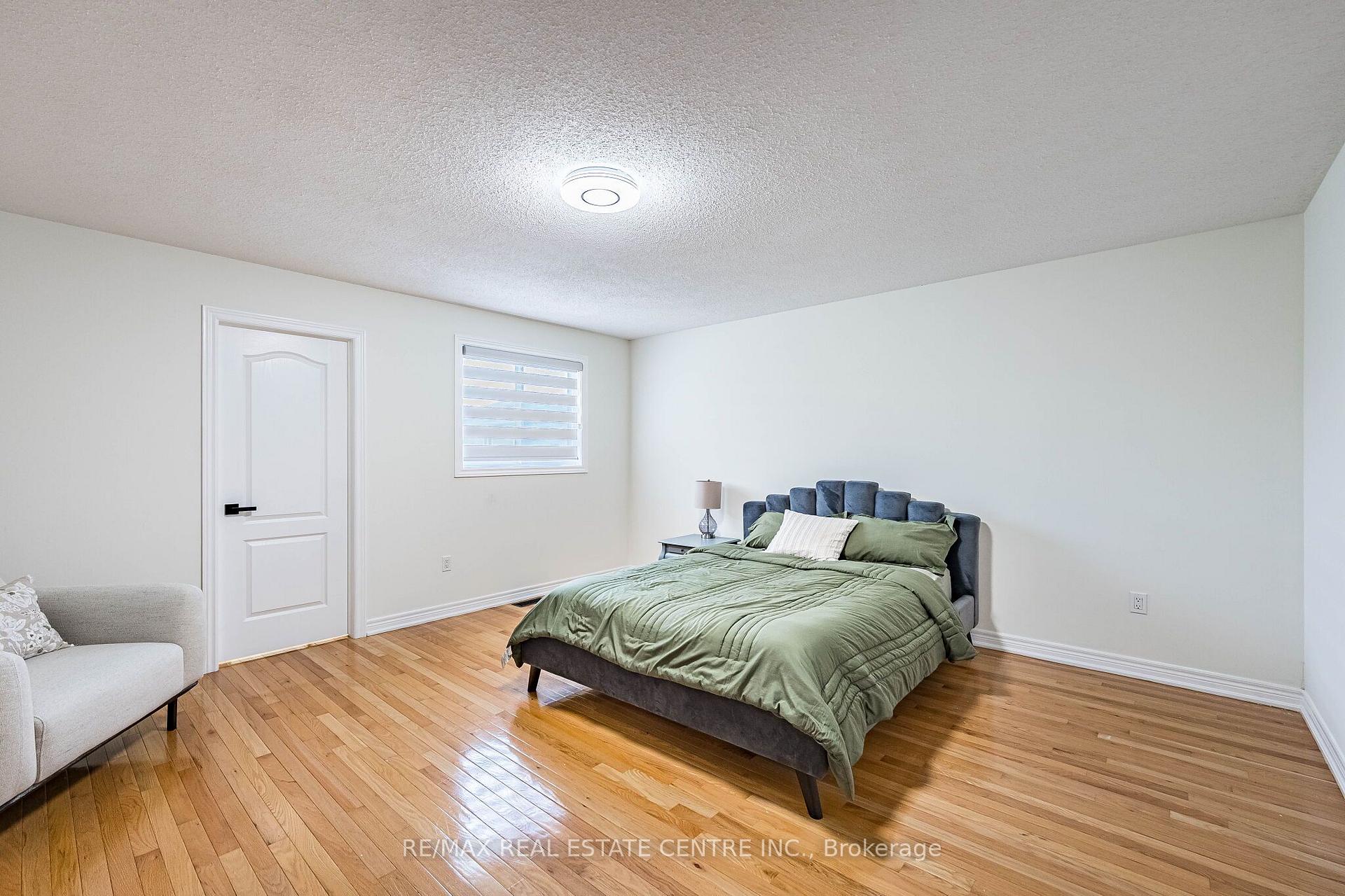 Photo 40 of 137 Cloverleaf Drive, Hamilton, Meadowlands — HOMEH