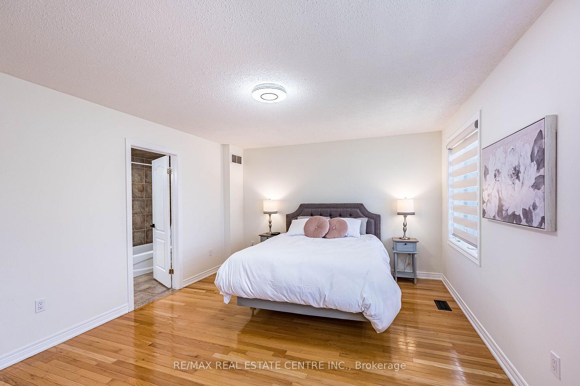 Photo 42 of 137 Cloverleaf Drive, Hamilton, Meadowlands — HOMEH