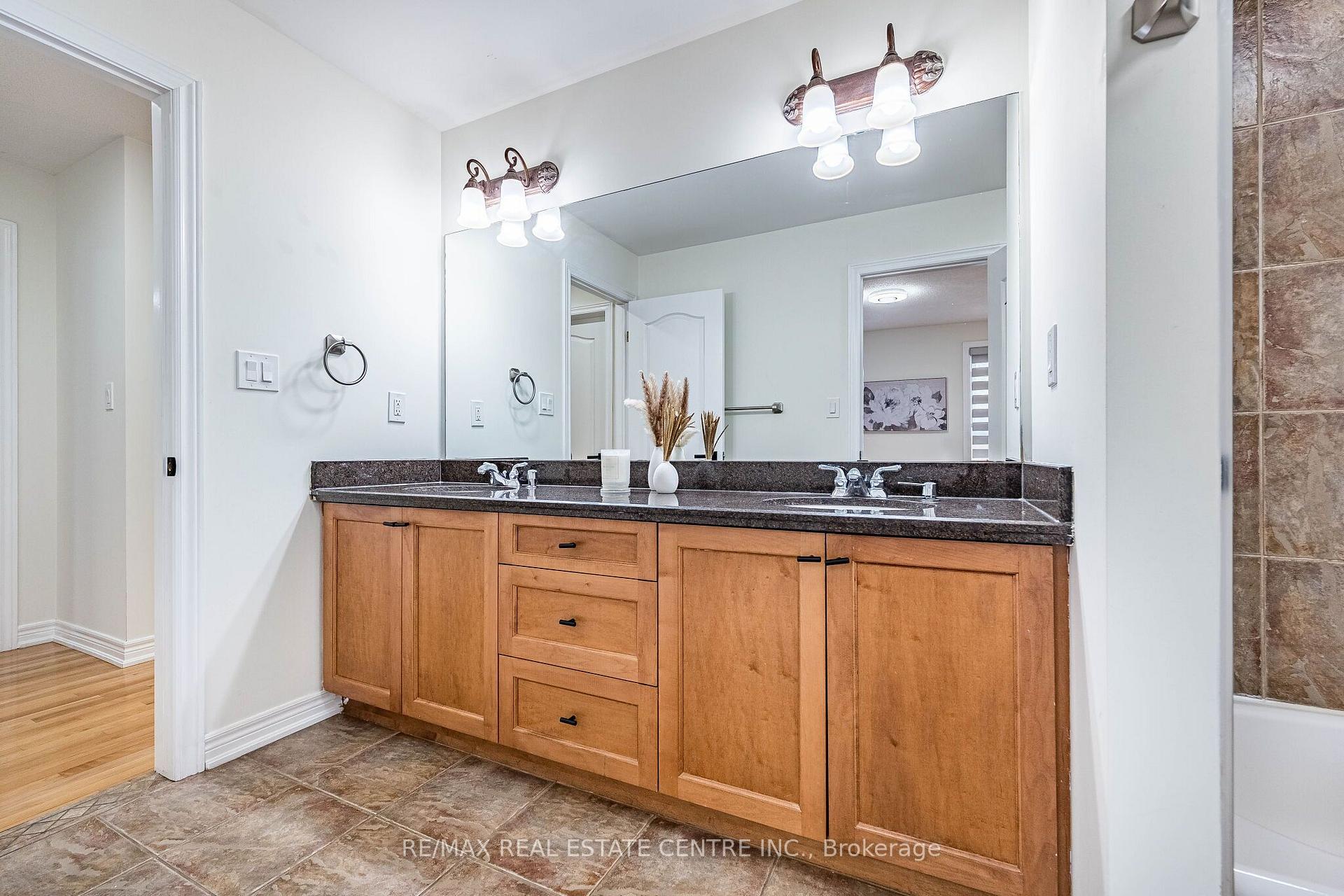 Photo 43 of 137 Cloverleaf Drive, Hamilton, Meadowlands — HOMEH