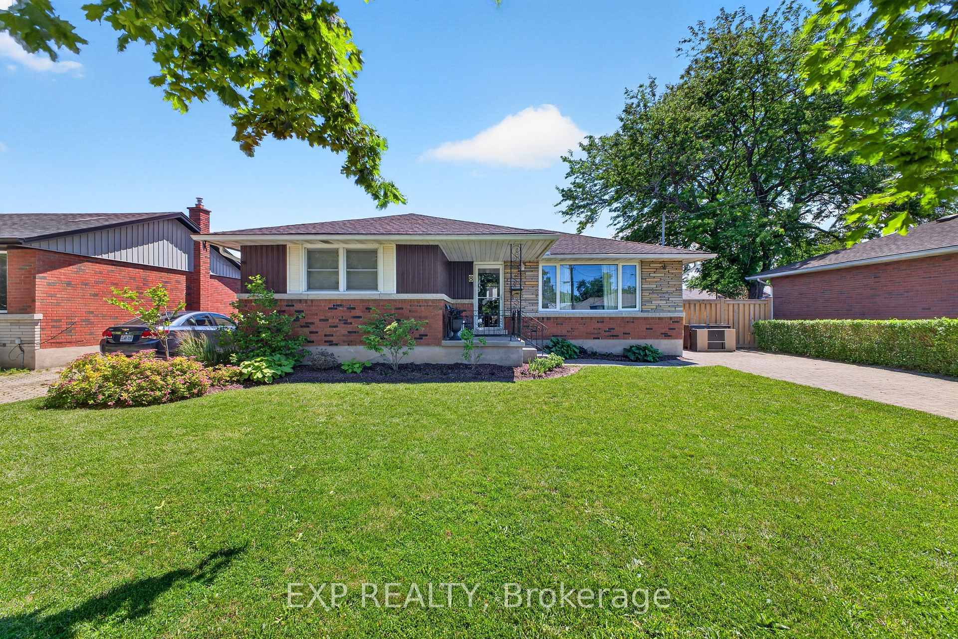 Photo 2 of 8 Dunraven Avenue, St. Catharines, Carlton/Bunting — HOMEH