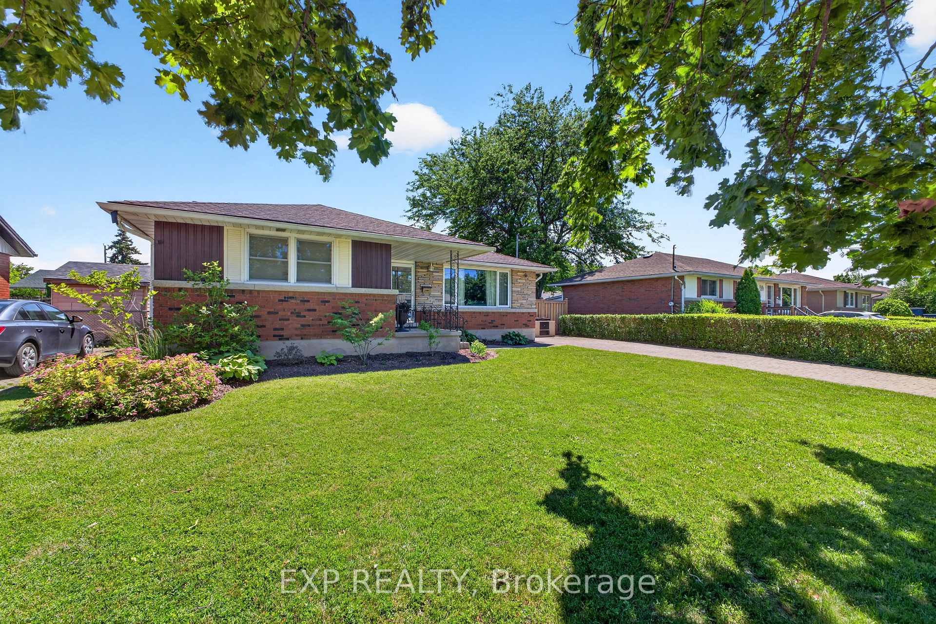 Photo 3 of 8 Dunraven Avenue, St. Catharines, Carlton/Bunting — HOMEH
