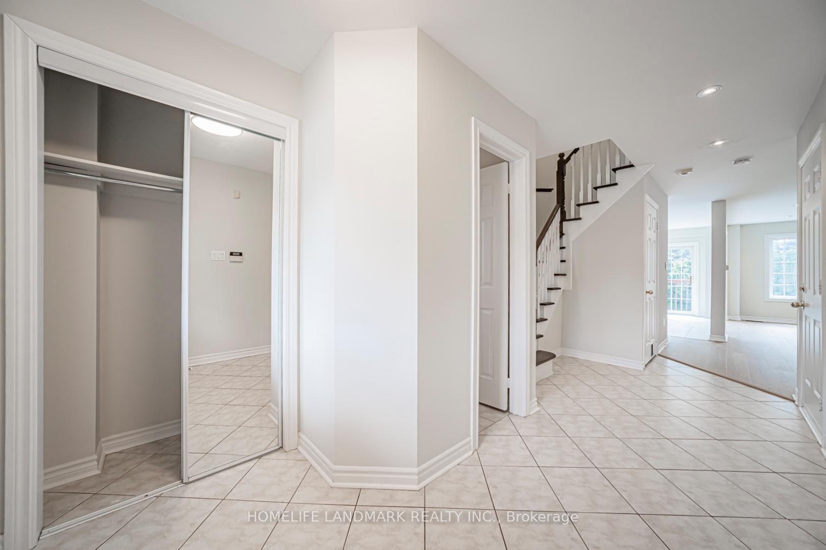 Photo 3 of 59 Bloomgate Crescent, Richmond Hill, Oak Ridges — HOMEH