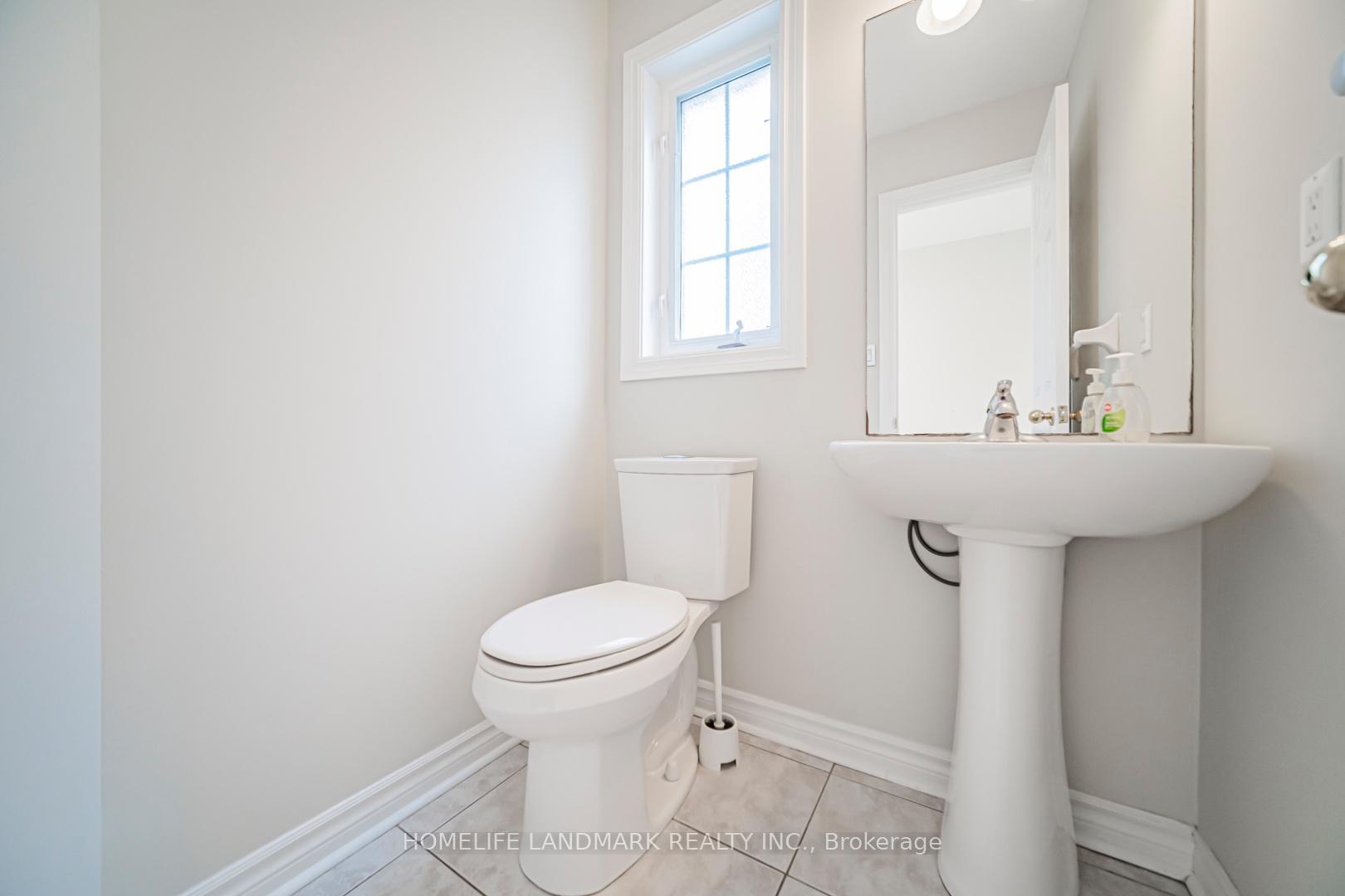 Photo 4 of 59 Bloomgate Crescent, Richmond Hill, Oak Ridges — HOMEH