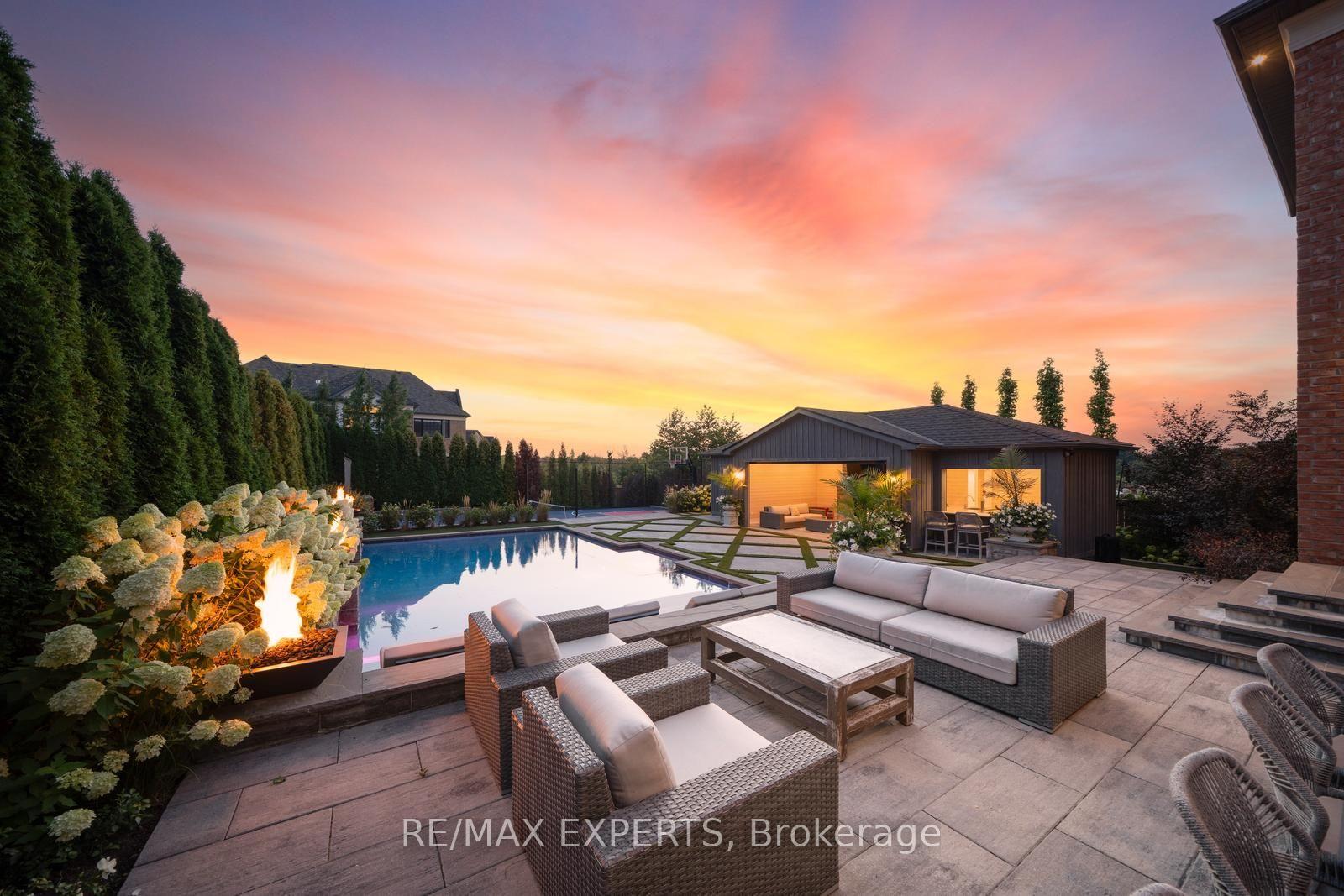 Photo 2 of 98 Endless Circle, Vaughan, Kleinburg — HOMEH