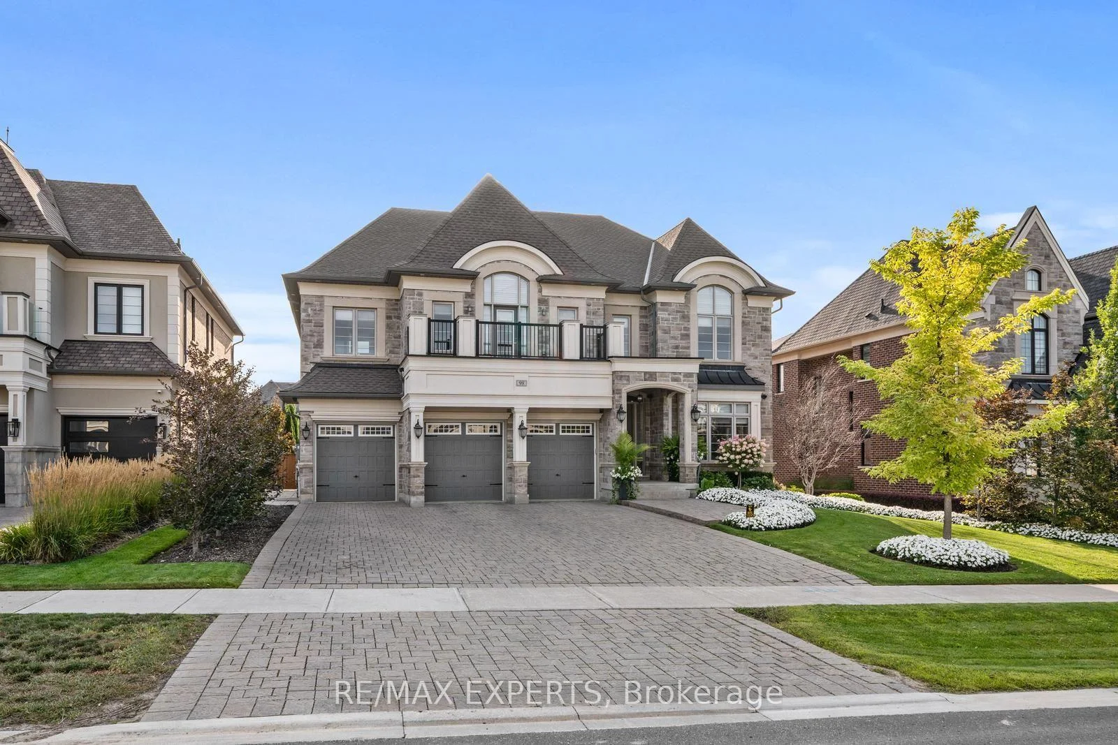 Photo 4 of 98 Endless Circle, Vaughan, Kleinburg — HOMEH