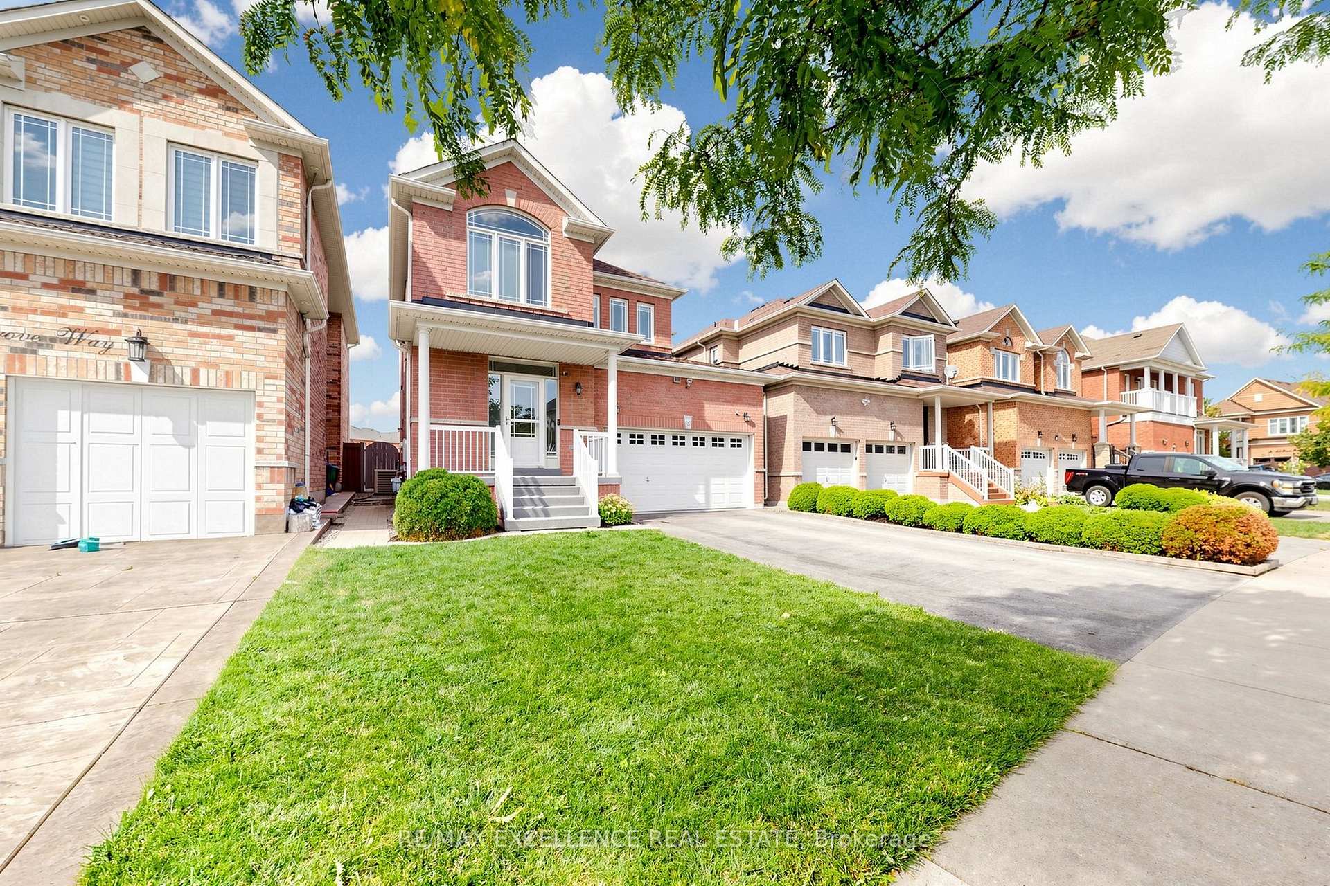 Photo 3 of 8 Lynngrove Way, Brampton, Bram East — HOMEH