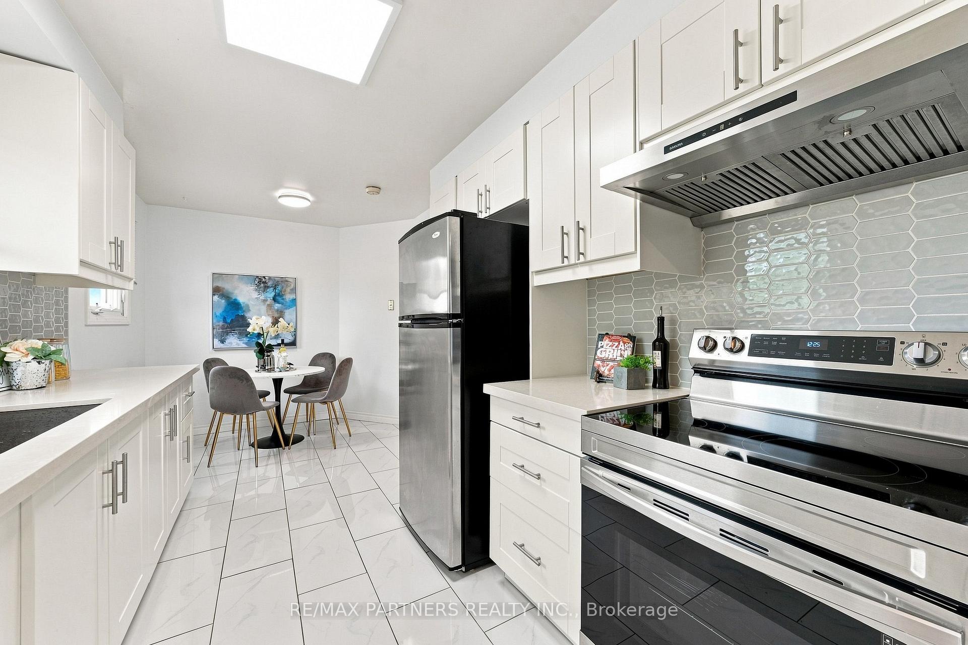 Photo 13 of 26 Blue Eagle Trail, Scarborough, Agincourt North — HOMEH