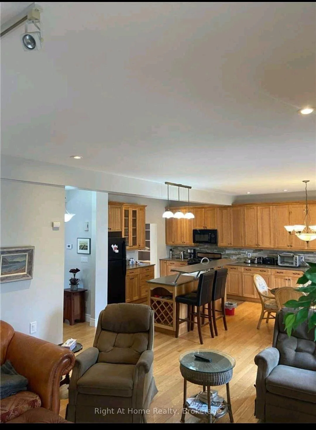 Photo 4 of Unit Main, 40 Prospect Street, Clarington, Bowmanville — HOMEH