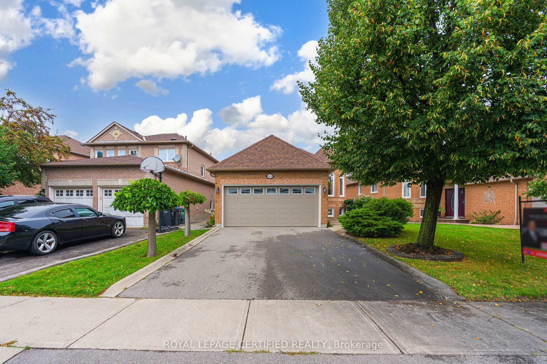 Photo 2 of 45 Springview Drive, Brampton, Brampton West — HOMEH