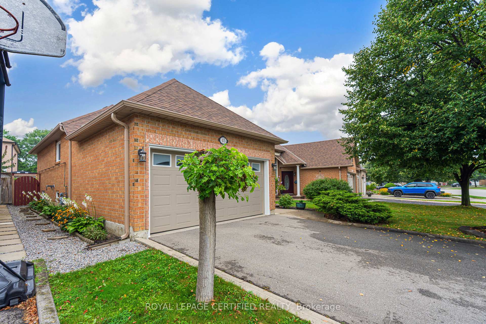 Photo 3 of 45 Springview Drive, Brampton, Brampton West — HOMEH