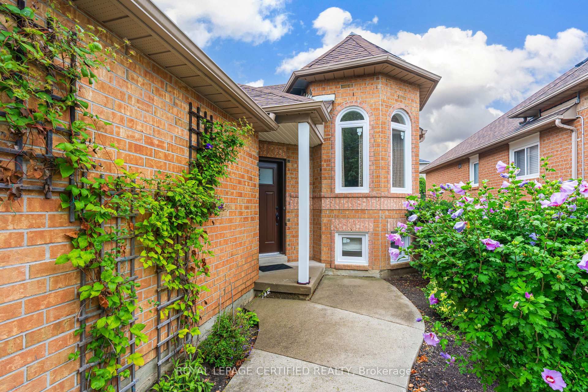 Photo 4 of 45 Springview Drive, Brampton, Brampton West — HOMEH