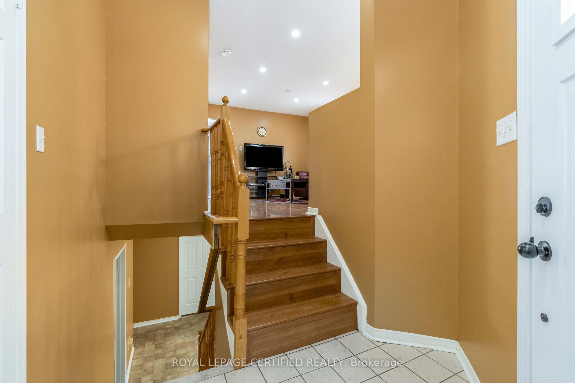 Photo 5 of 45 Springview Drive, Brampton, Brampton West — HOMEH