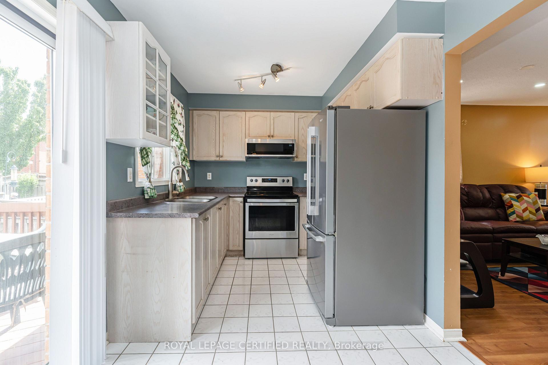 Photo 8 of 45 Springview Drive, Brampton, Brampton West — HOMEH