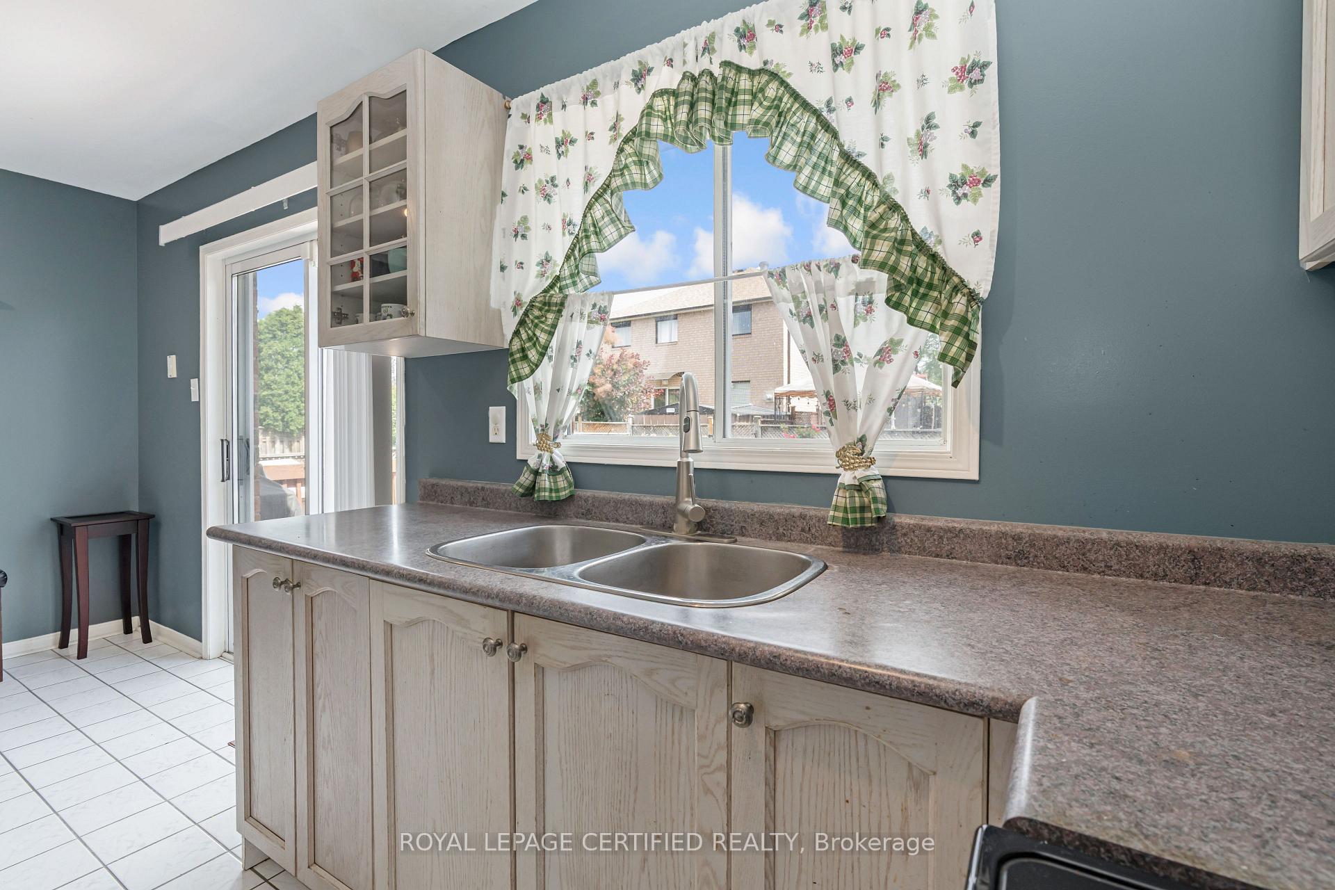 Photo 9 of 45 Springview Drive, Brampton, Brampton West — HOMEH