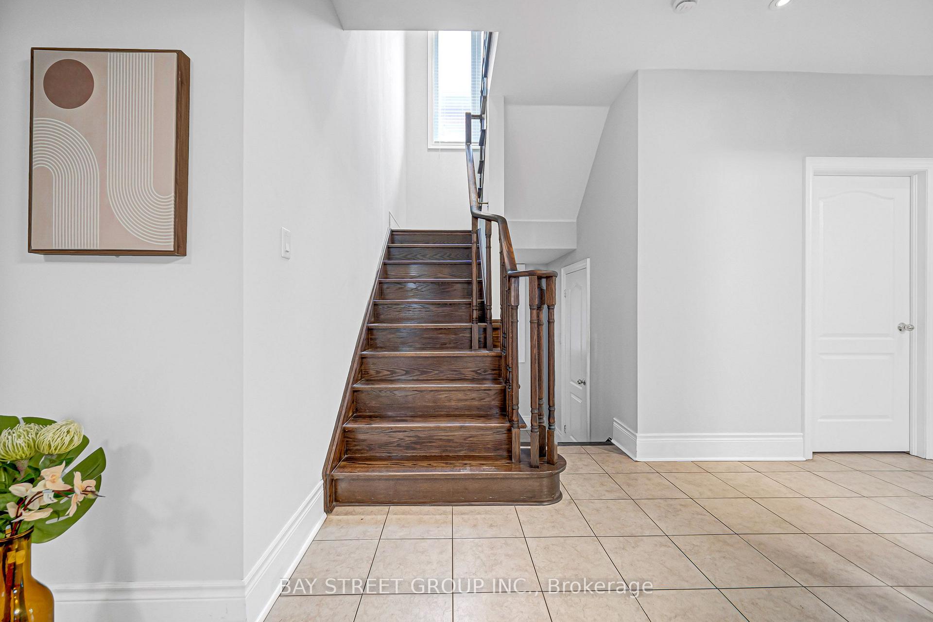Photo 4 of 45 Old Orchard Crescent, Richmond Hill, Rouge Woods — HOMEH