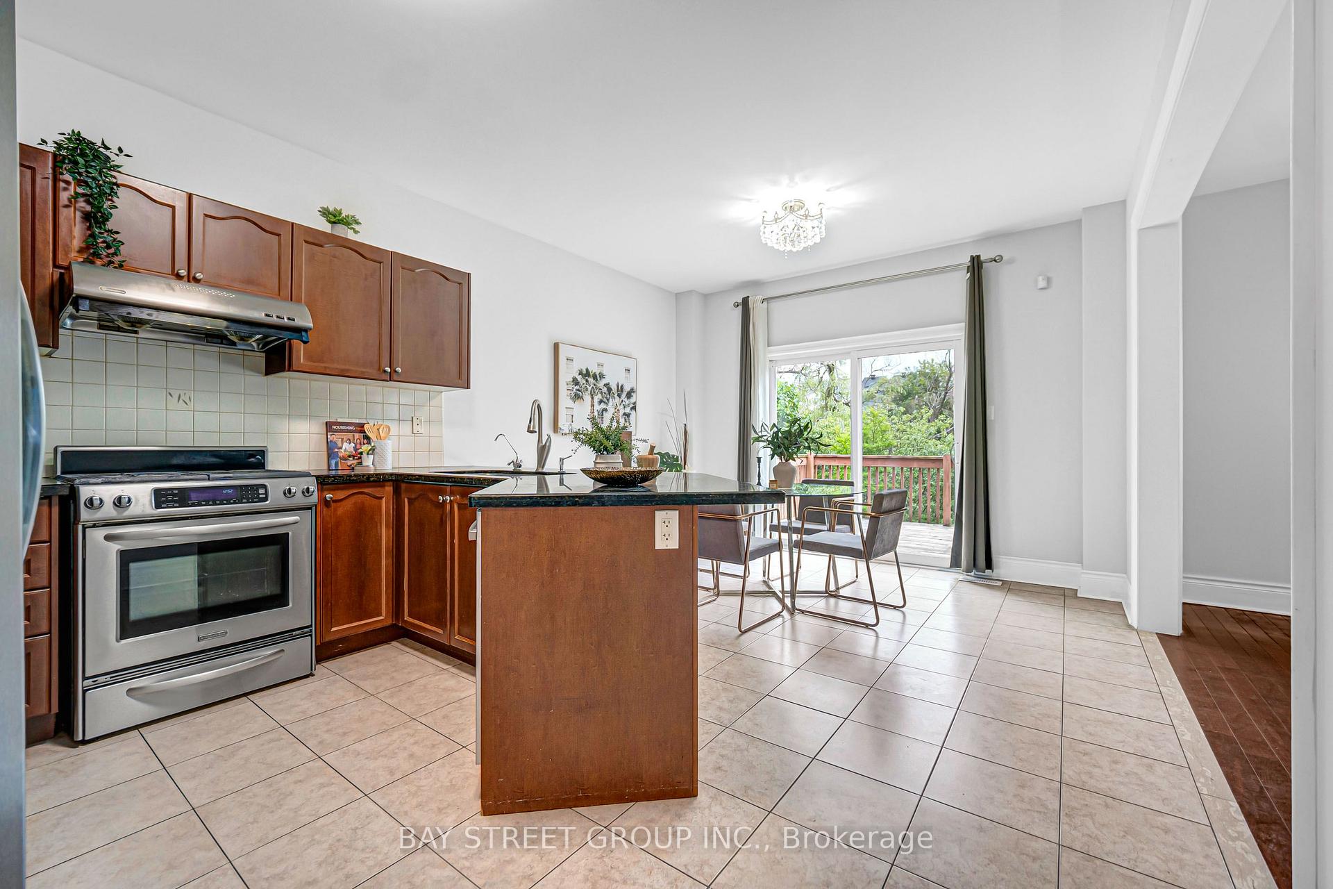 Photo 12 of 45 Old Orchard Crescent, Richmond Hill, Rouge Woods — HOMEH