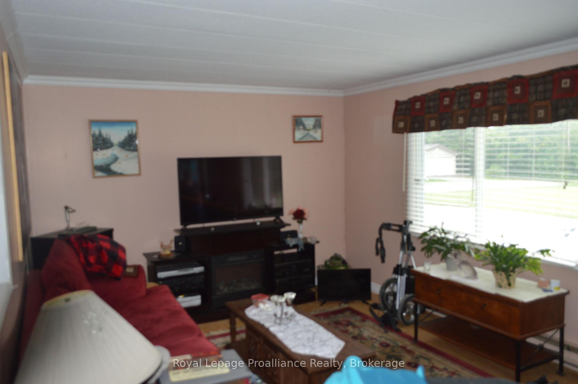 Photo 5 of 17 Warbler Lane, Quinte West, Sidney Ward — HOMEH