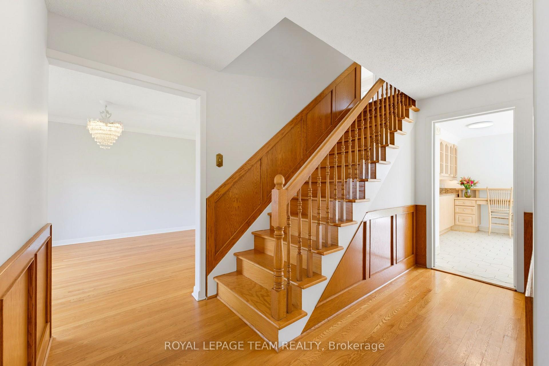 Photo 3 of 115 Beaver Ridge, Ottawa, City View/Skyline/Fisher Heights/Parkwood Hills — HOMEH