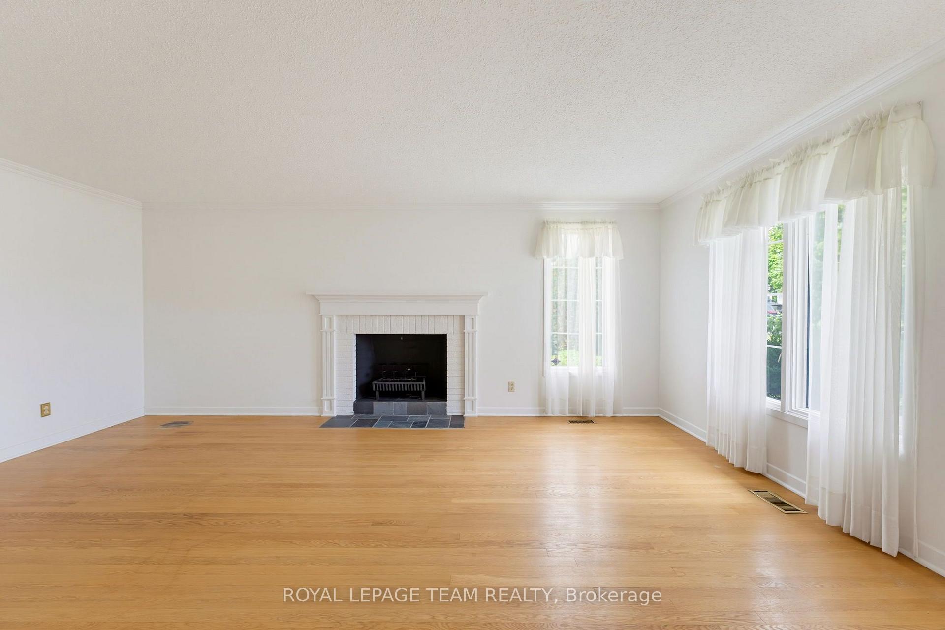 Photo 4 of 115 Beaver Ridge, Ottawa, City View/Skyline/Fisher Heights/Parkwood Hills — HOMEH
