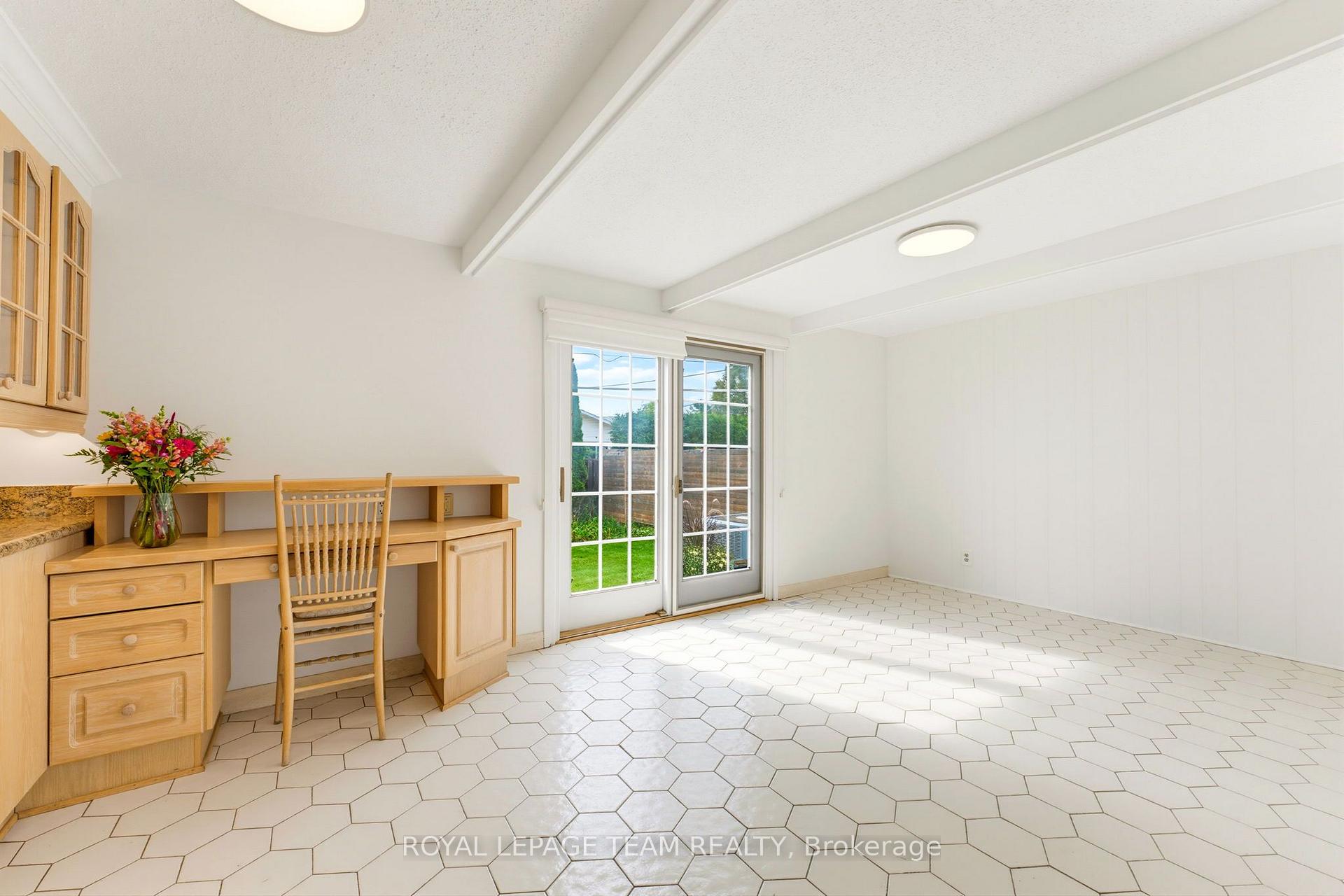 Photo 8 of 115 Beaver Ridge, Ottawa, City View/Skyline/Fisher Heights/Parkwood Hills — HOMEH