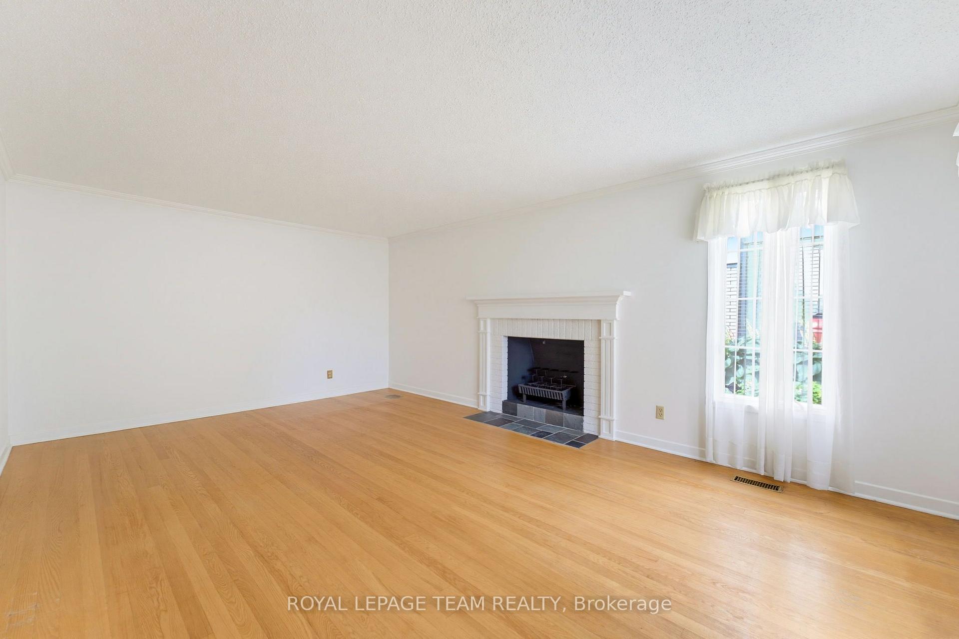 Photo 5 of 115 Beaver Ridge, Ottawa, City View/Skyline/Fisher Heights/Parkwood Hills — HOMEH