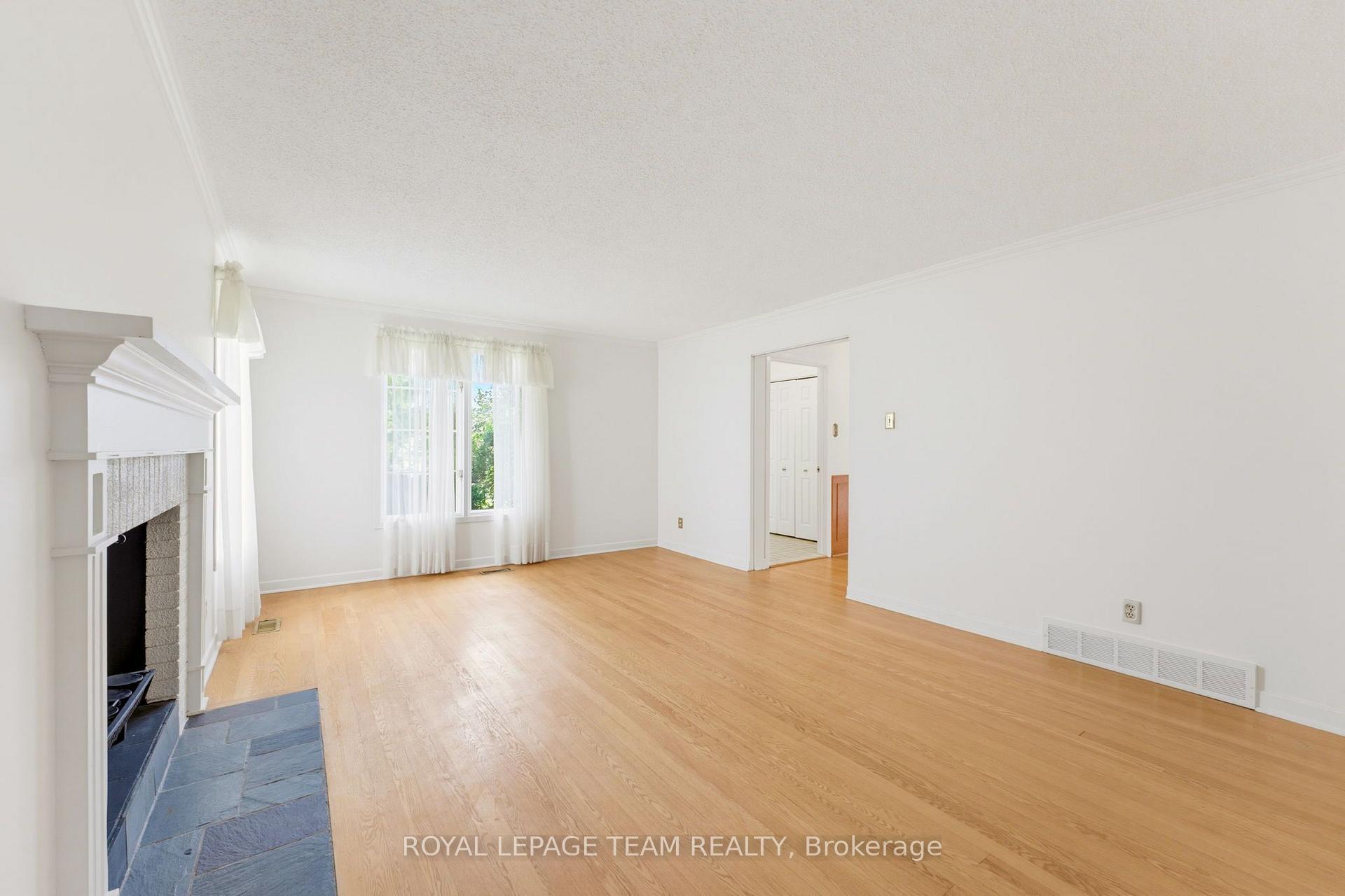 Photo 6 of 115 Beaver Ridge, Ottawa, City View/Skyline/Fisher Heights/Parkwood Hills — HOMEH