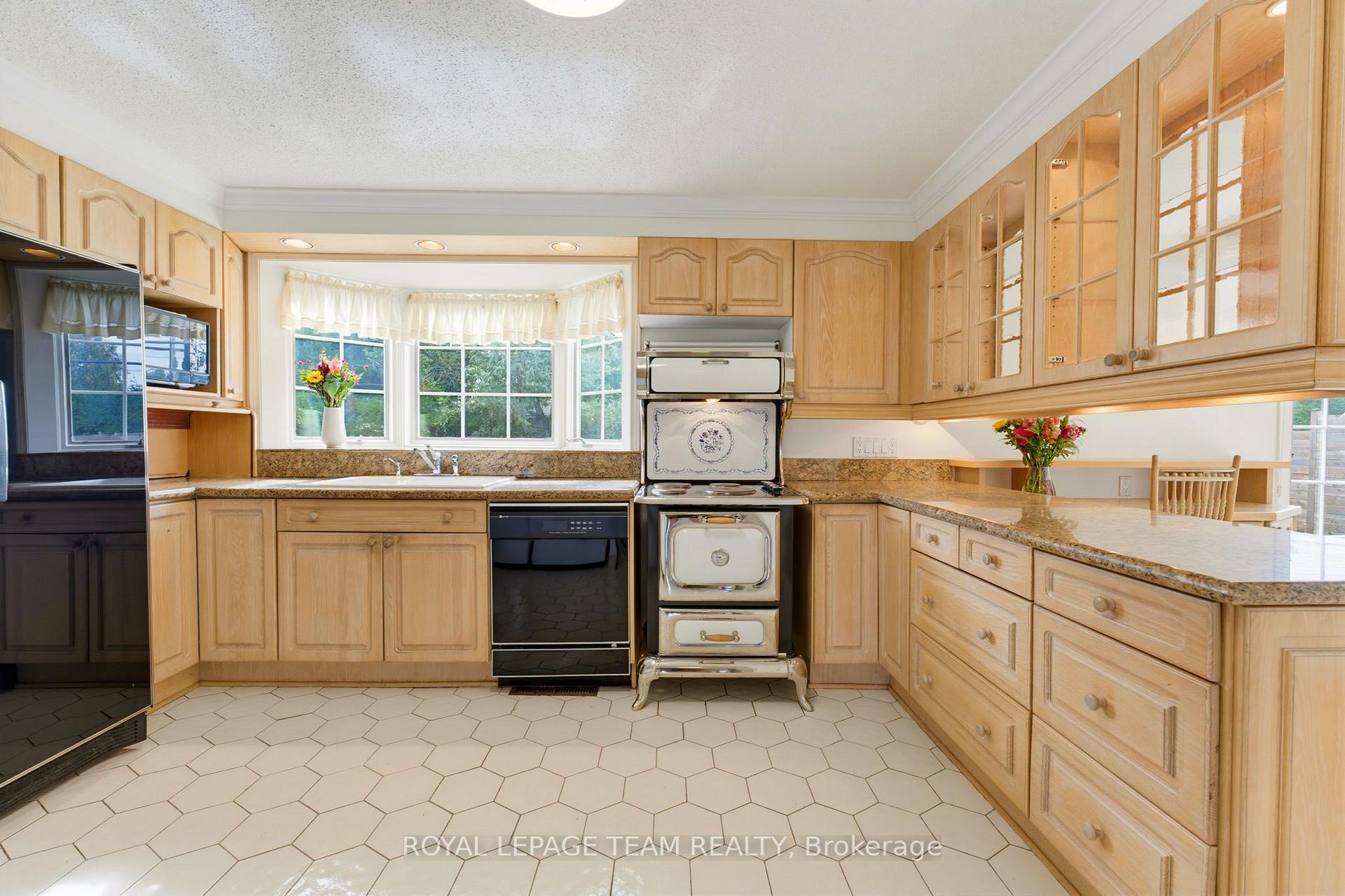 Photo 10 of 115 Beaver Ridge, Ottawa, City View/Skyline/Fisher Heights/Parkwood Hills — HOMEH