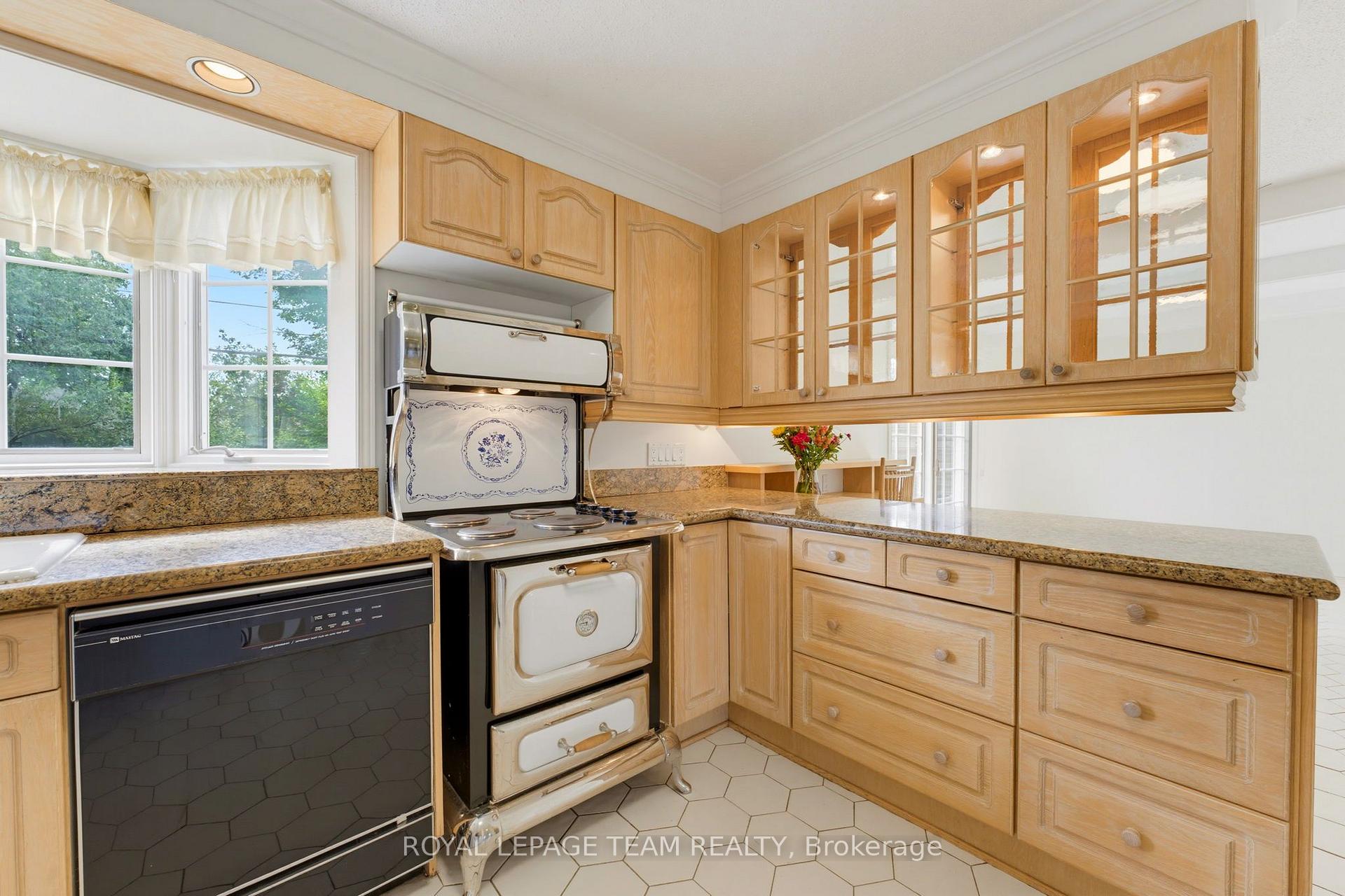 Photo 11 of 115 Beaver Ridge, Ottawa, City View/Skyline/Fisher Heights/Parkwood Hills — HOMEH
