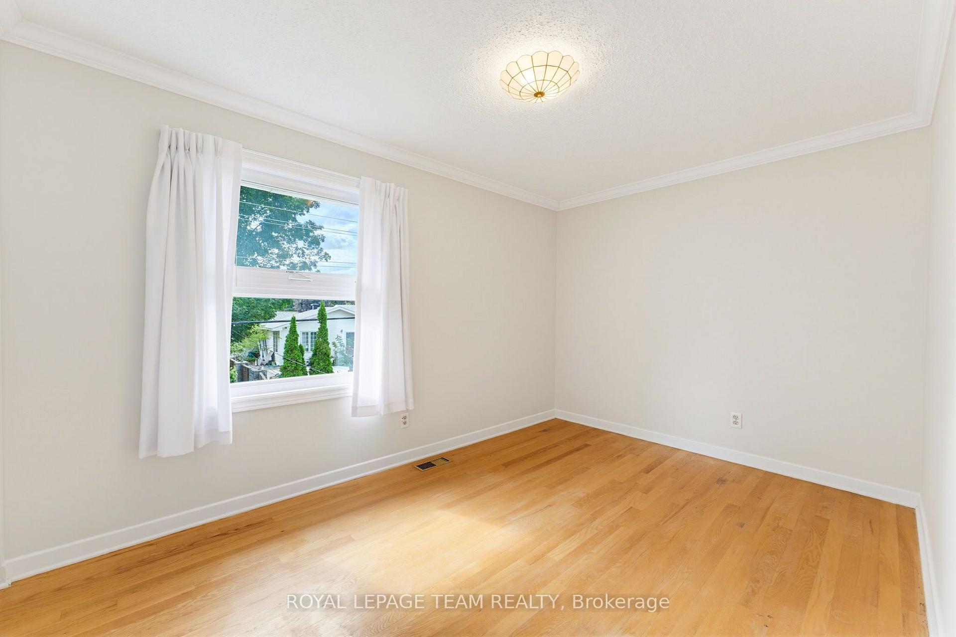 Photo 14 of 115 Beaver Ridge, Ottawa, City View/Skyline/Fisher Heights/Parkwood Hills — HOMEH