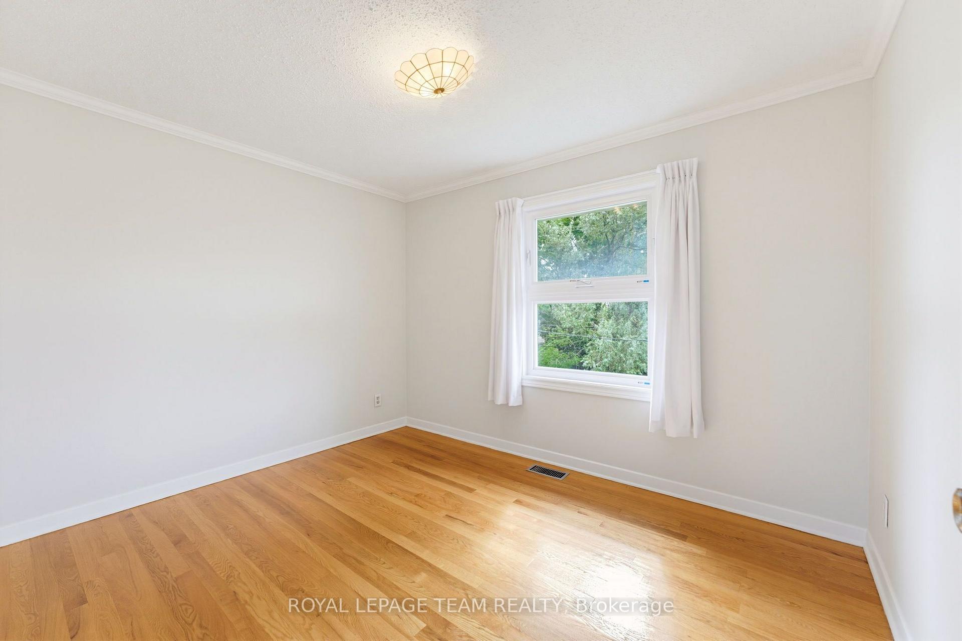 Photo 18 of 115 Beaver Ridge, Ottawa, City View/Skyline/Fisher Heights/Parkwood Hills — HOMEH