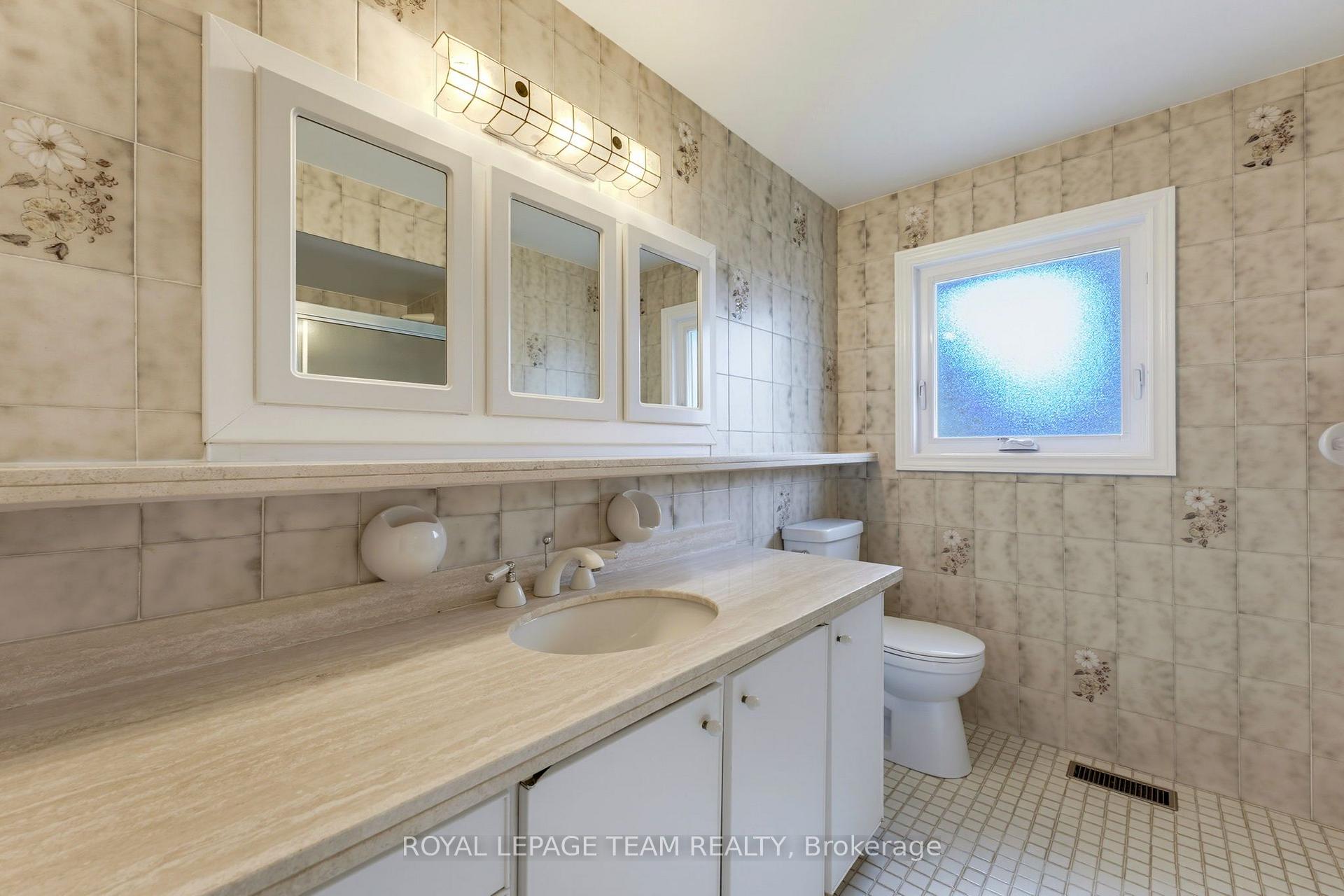 Photo 19 of 115 Beaver Ridge, Ottawa, City View/Skyline/Fisher Heights/Parkwood Hills — HOMEH