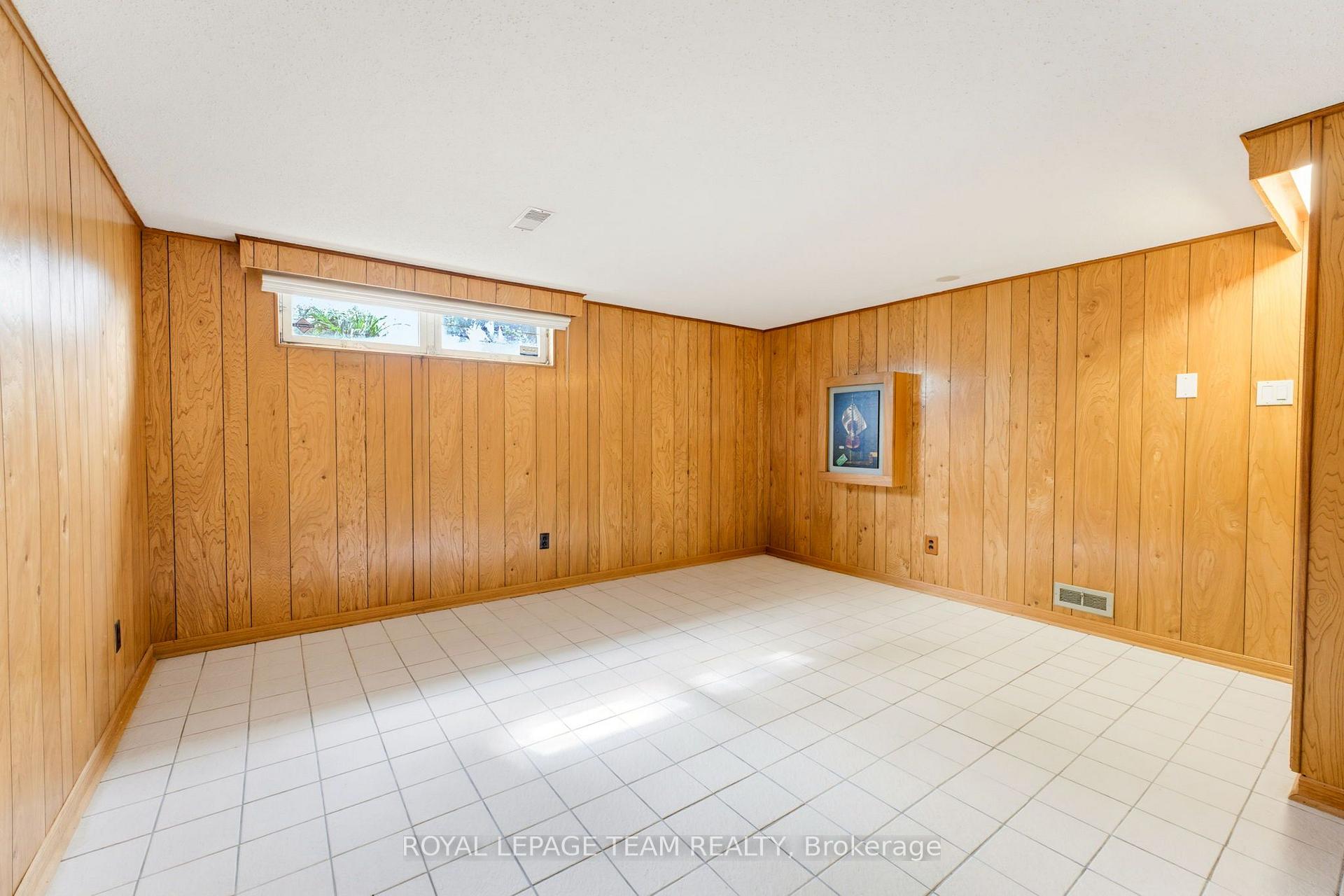 Photo 23 of 115 Beaver Ridge, Ottawa, City View/Skyline/Fisher Heights/Parkwood Hills — HOMEH