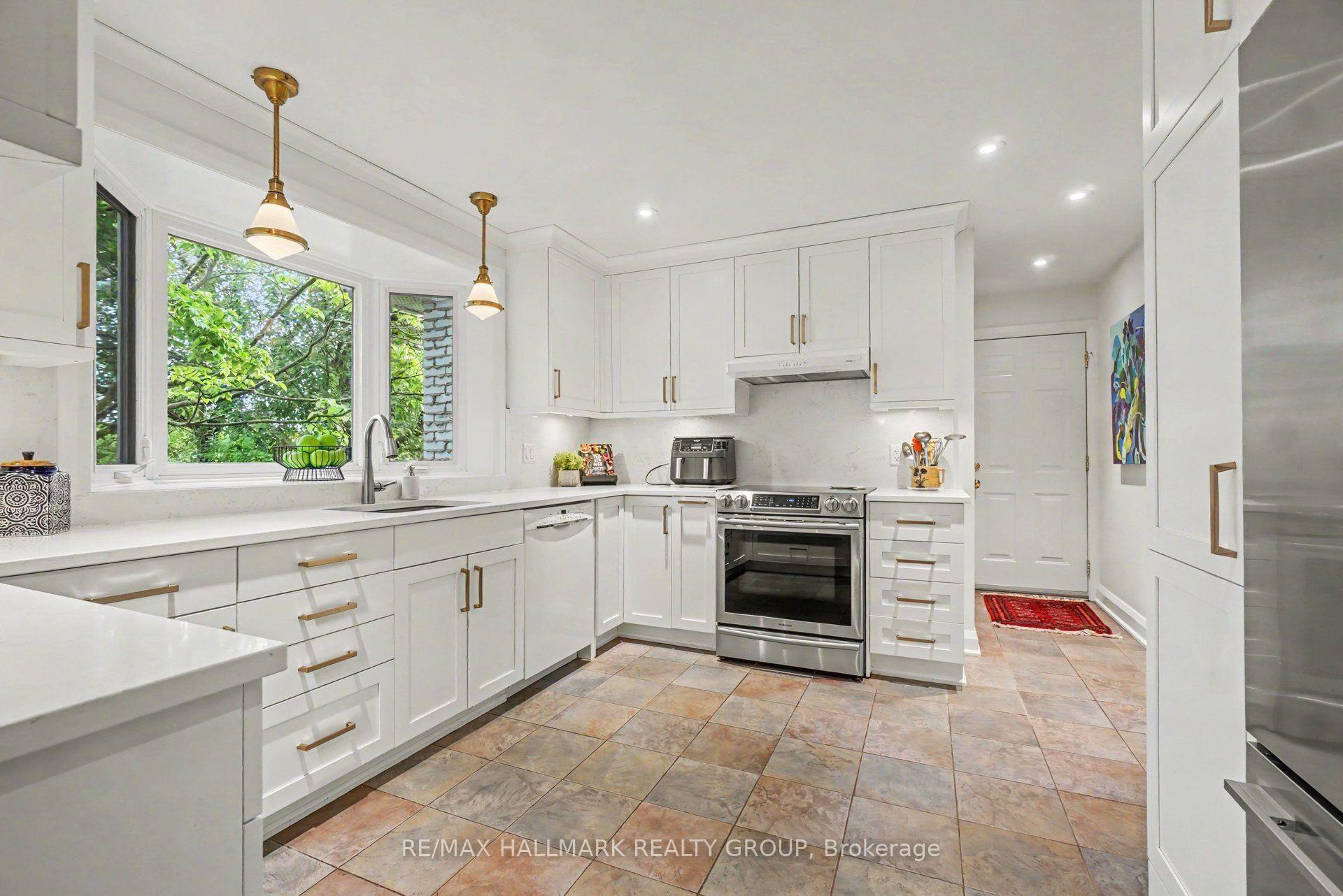 Photo 7 of 21 Cremona Crescent, Ottawa, Manordale — HOMEH