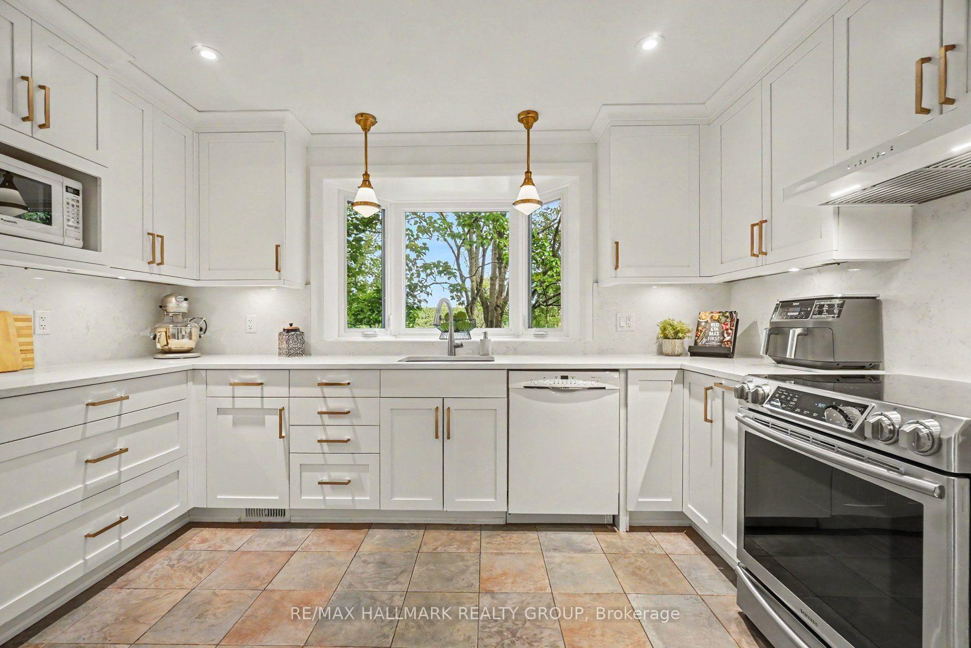 Photo 9 of 21 Cremona Crescent, Ottawa, Manordale — HOMEH
