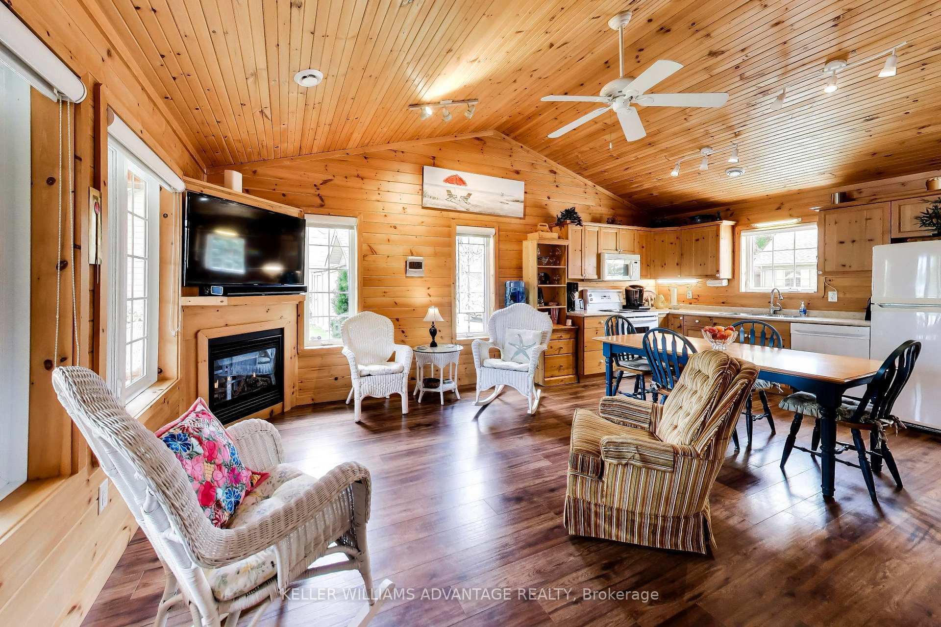 Photo 7 of 10 Cabin Crescent, Wasaga Beach — HOMEH