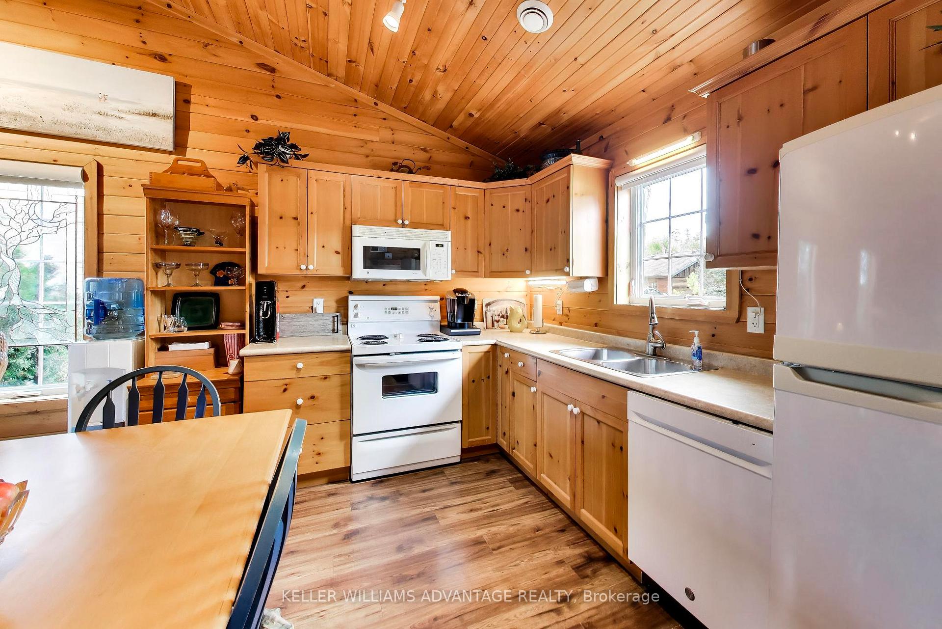 Photo 12 of 10 Cabin Crescent, Wasaga Beach — HOMEH
