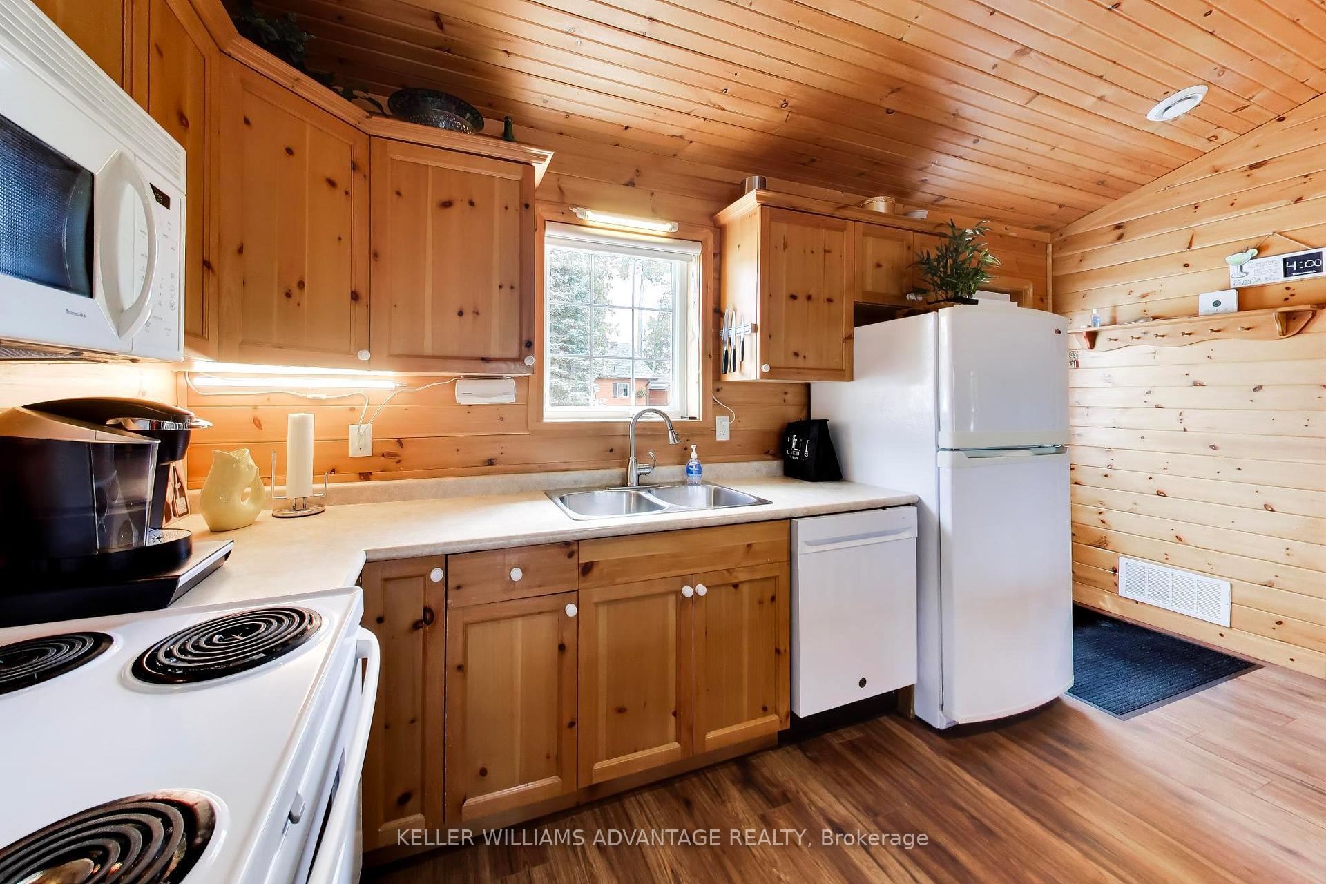 Photo 13 of 10 Cabin Crescent, Wasaga Beach — HOMEH