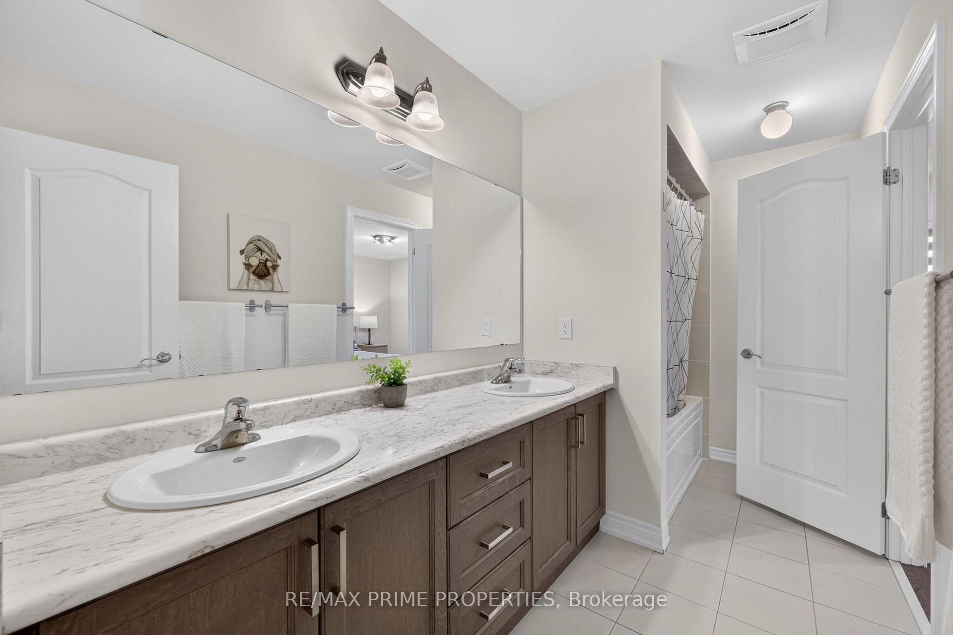 Photo 33 of 28 Frederick Taylor Way, East Gwillimbury, Mt Albert — HOMEH