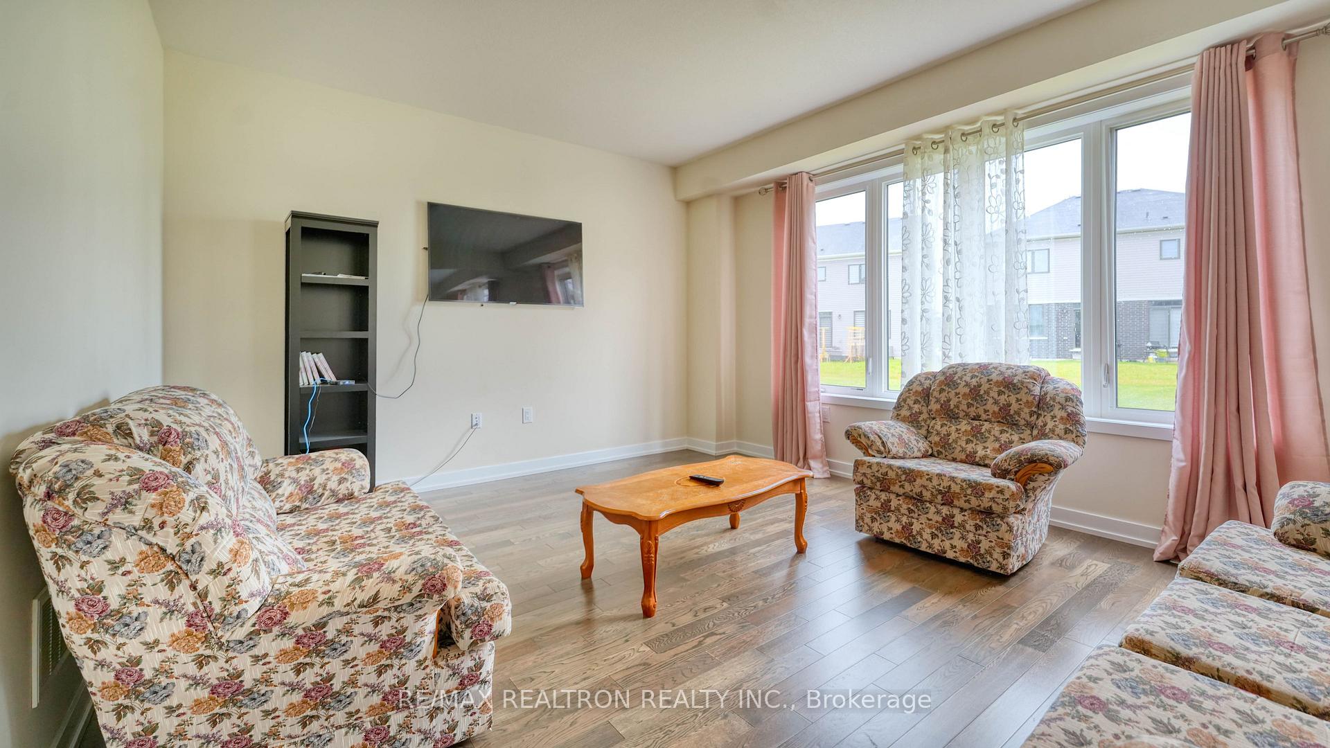 Photo 8 of 20 Hawick Crescent, Haldimand — HOMEH