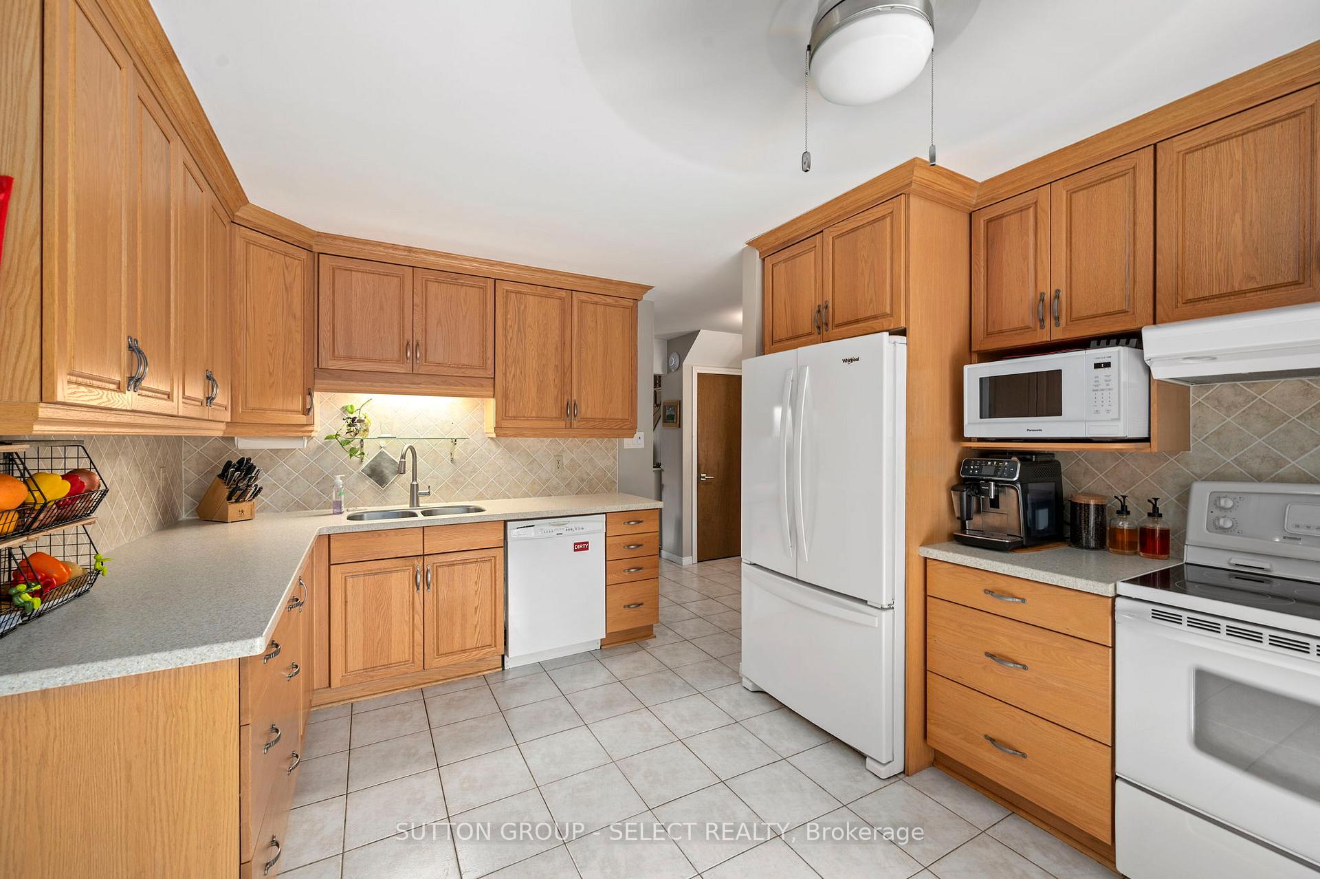 Photo 5 of 286 Highview Crescent, London, South O — HOMEH