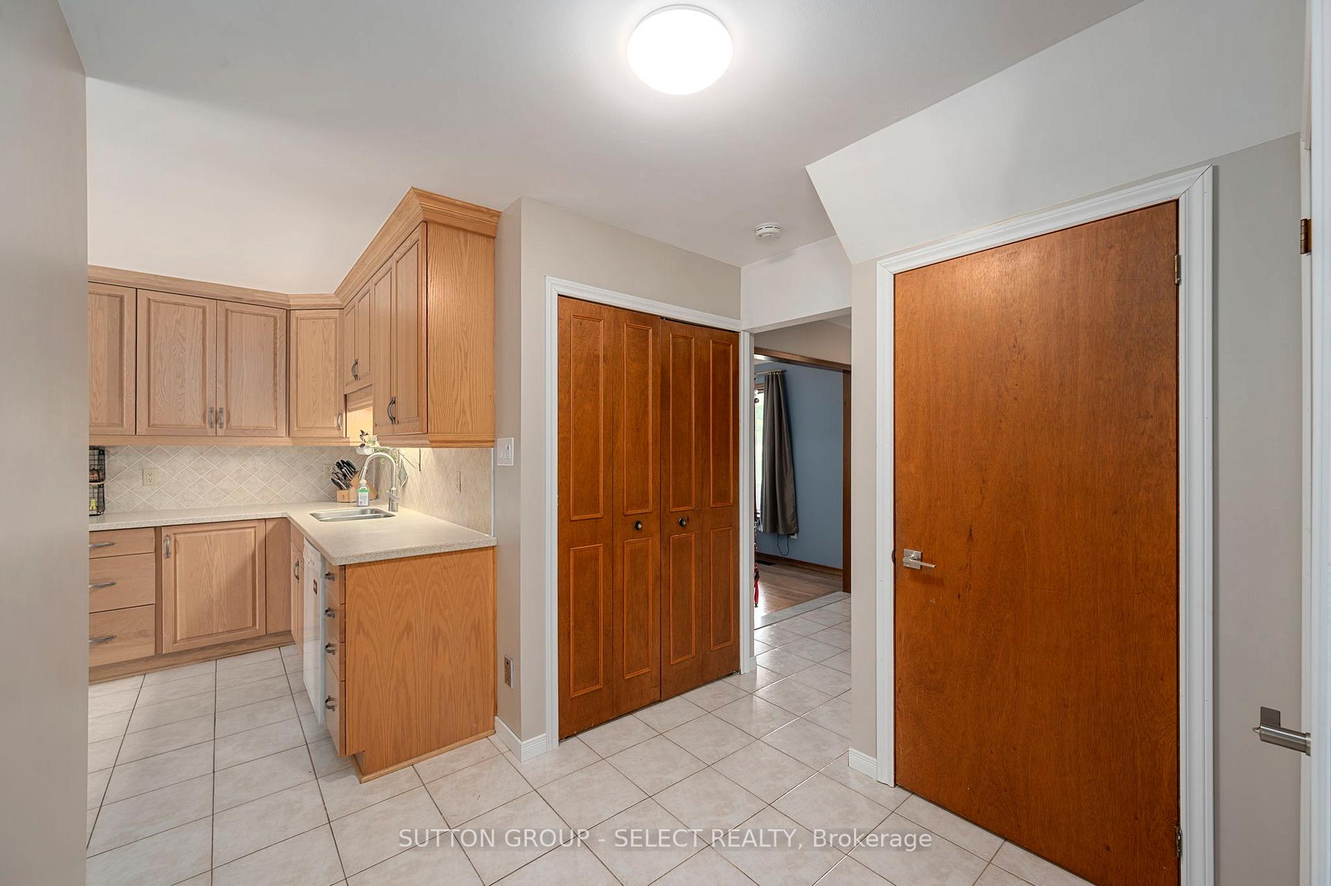 Photo 17 of 286 Highview Crescent, London, South O — HOMEH