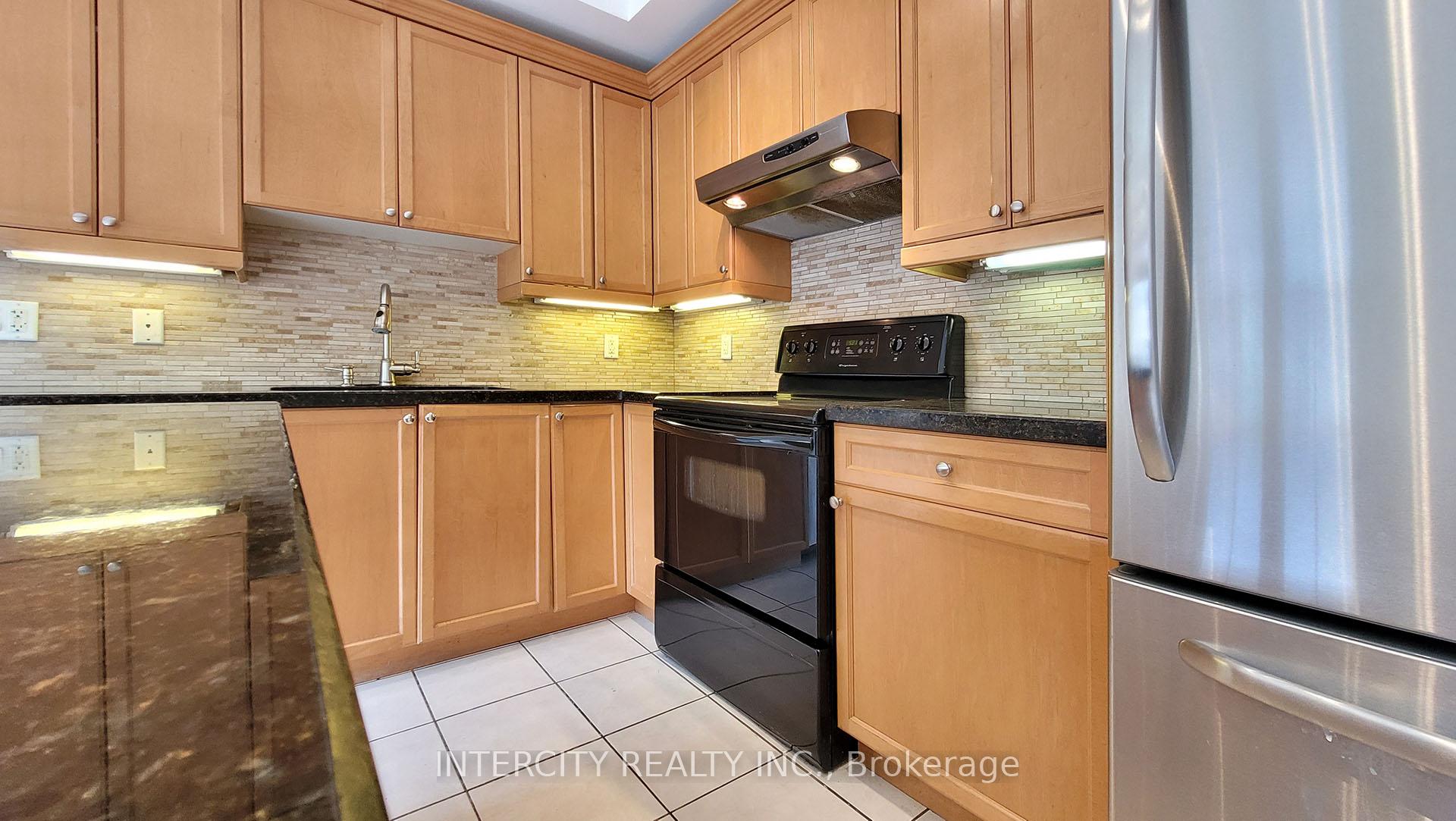 Photo 16 of 86 Lakeshore Road W, Oakville, Central — HOMEH
