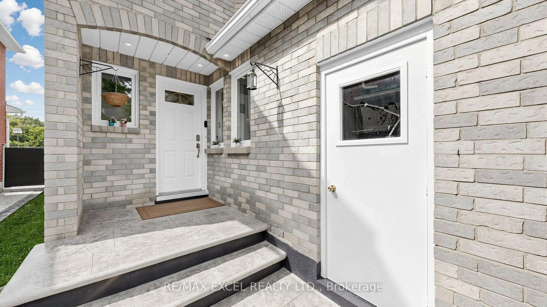 Photo 3 of 46 Venice Crescent, Vaughan, Beverley Glen — HOMEH
